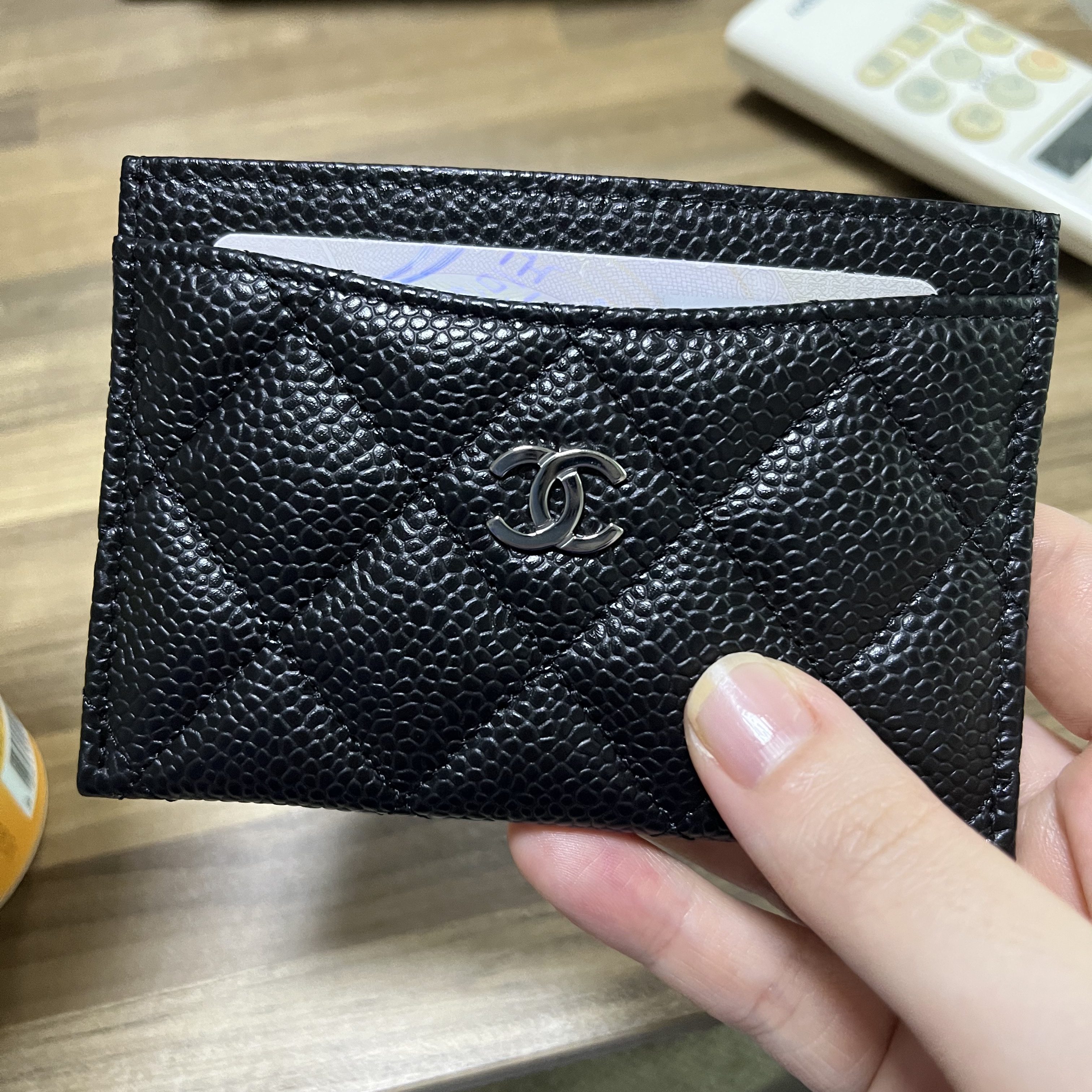 Chanel Classic Card Holder Grained Calfskin & Silver Black 착용 스타일 - 1