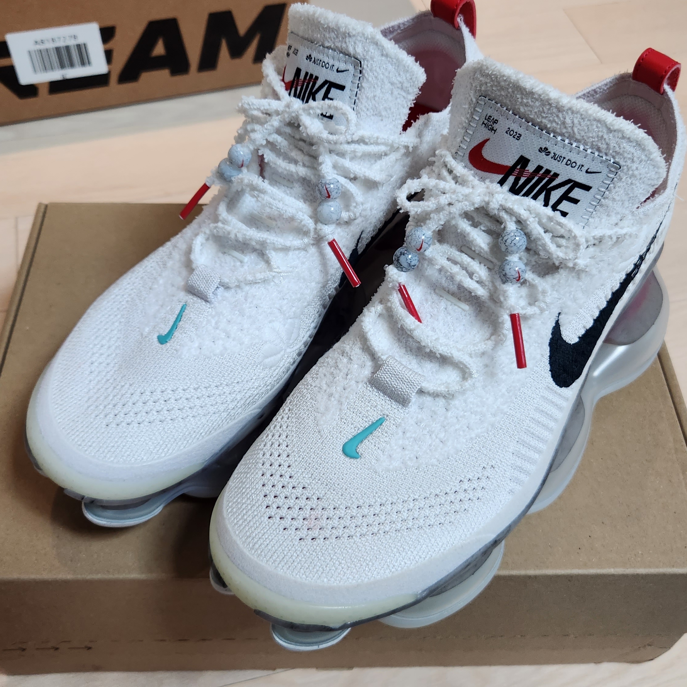 Nike Air Max Scorpion Flyknit Summit White 착용 스타일