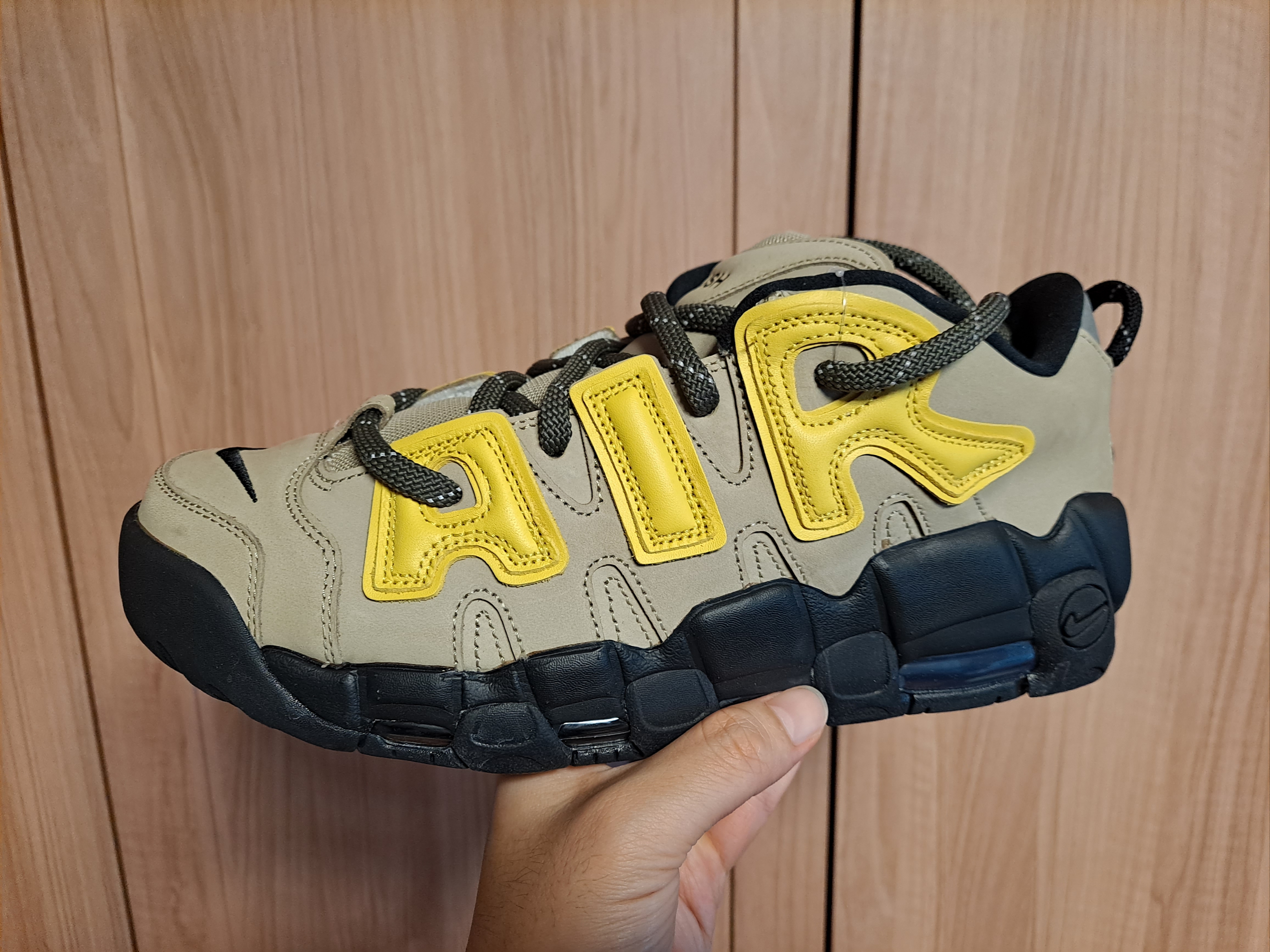 Nike x Ambush Air More Uptempo Low Vivid Sulfur and Limestone 착용 스타일 - 1