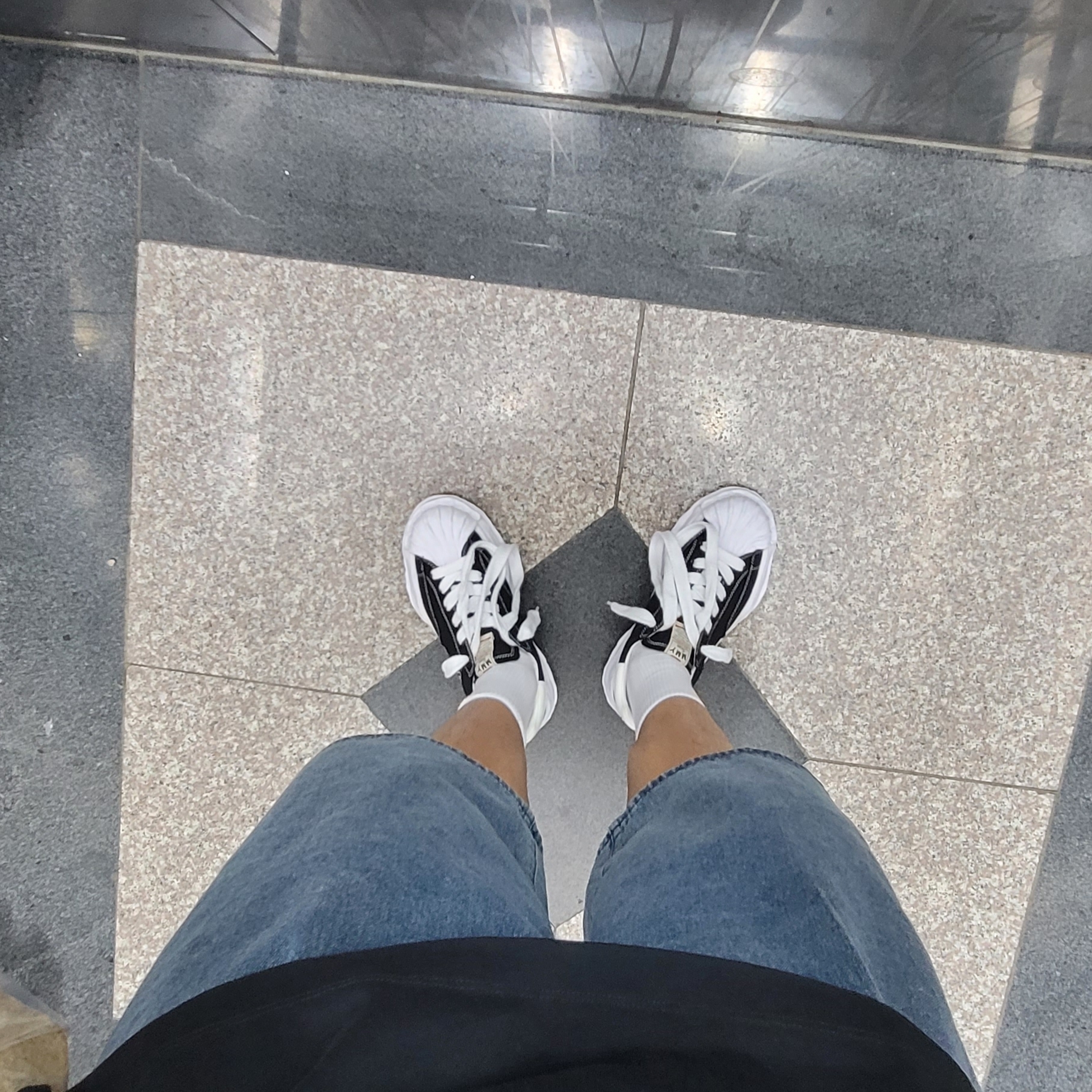 Maison Mihara Yasuhiro Blakey OG Sole Canvas Low-top Sneakers Black White 착용 스타일 - 2