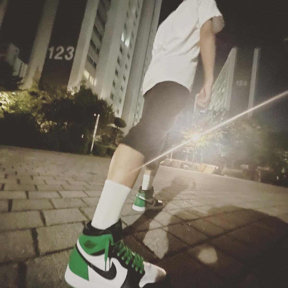 Jordan 1 Retro High OG Black and Lucky Green 착용 스타일 - 1