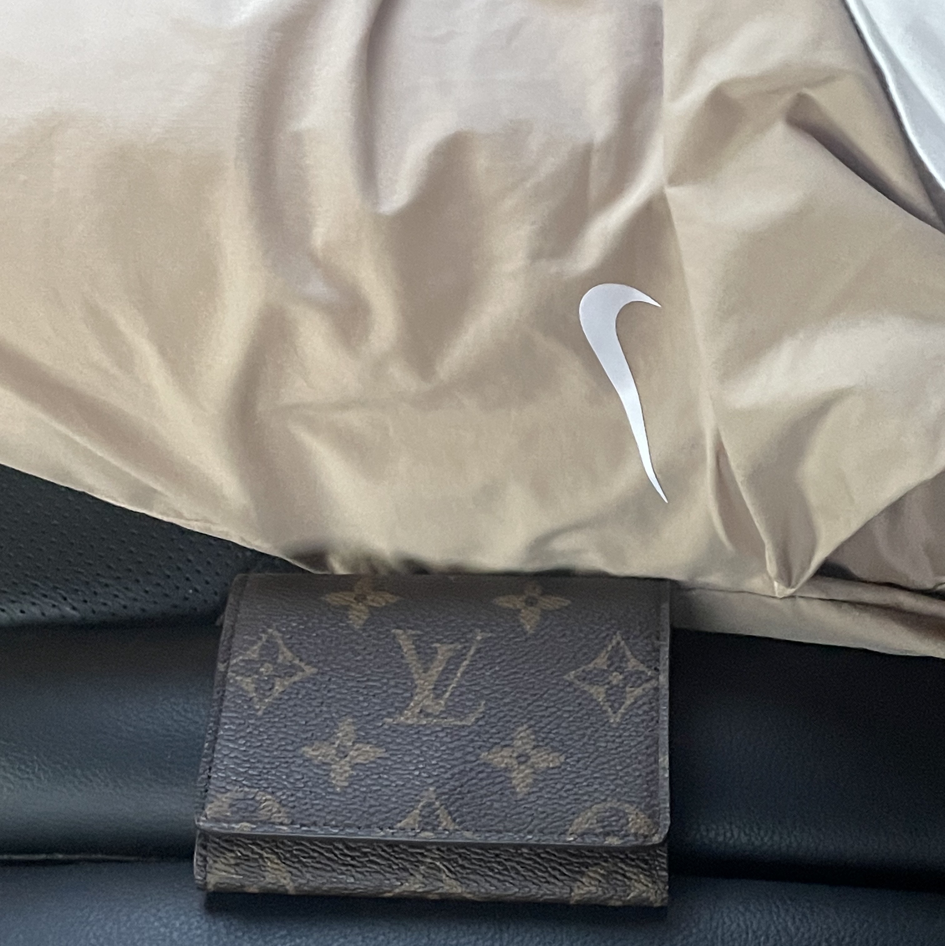 Louis Vuitton Envelope Business Card Holder Monogram 착용 스타일