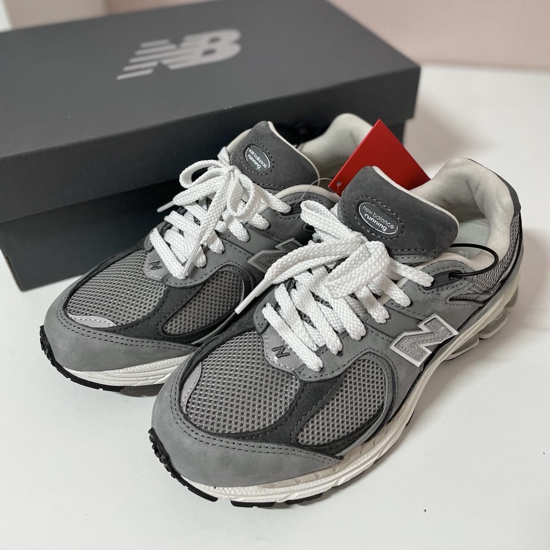 New Balance 2002R Premium Vintage Grey 착용 스타일