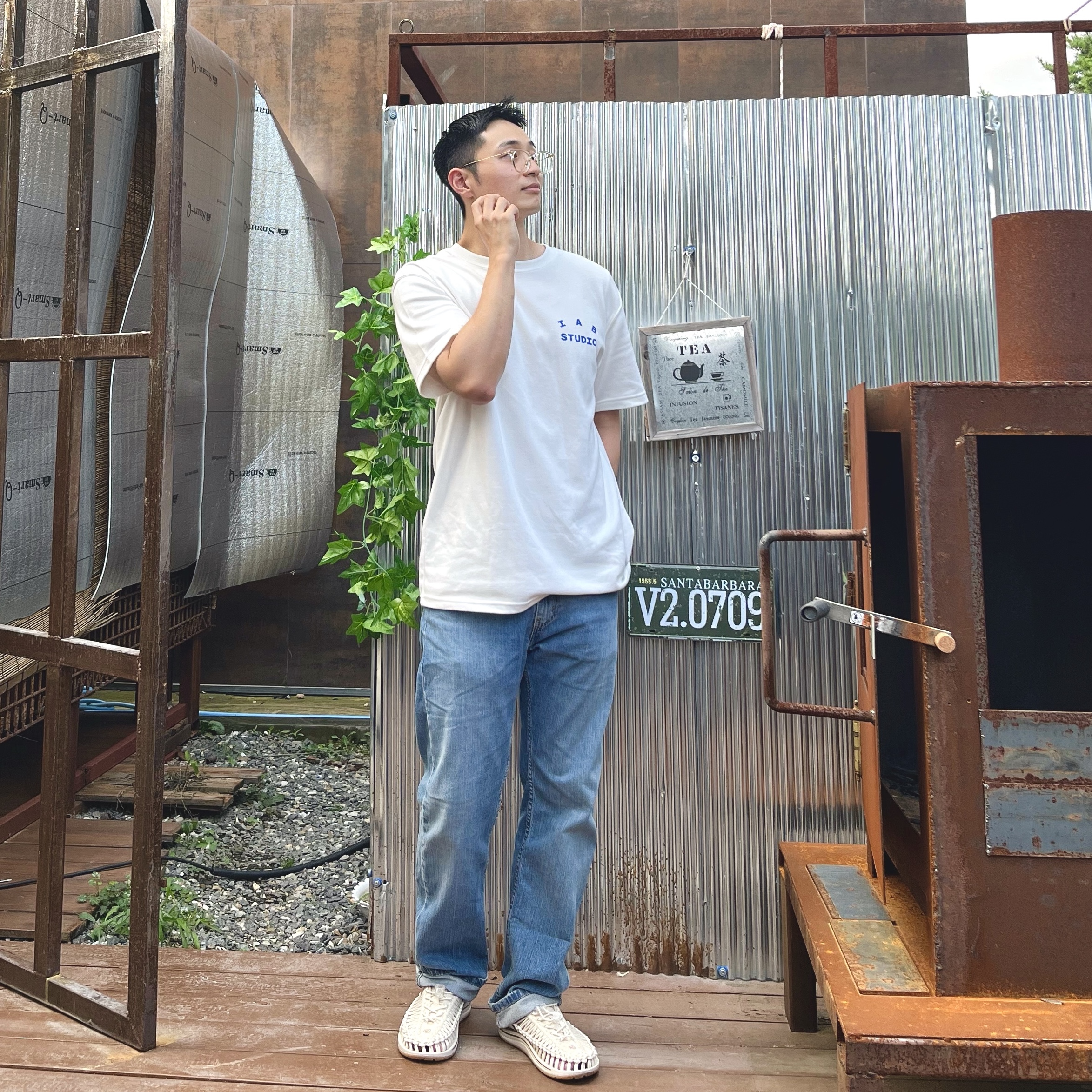 IAB Studio 10th Anniversary T-Shirts Pack White & Black (2 Pack) 착용 스타일