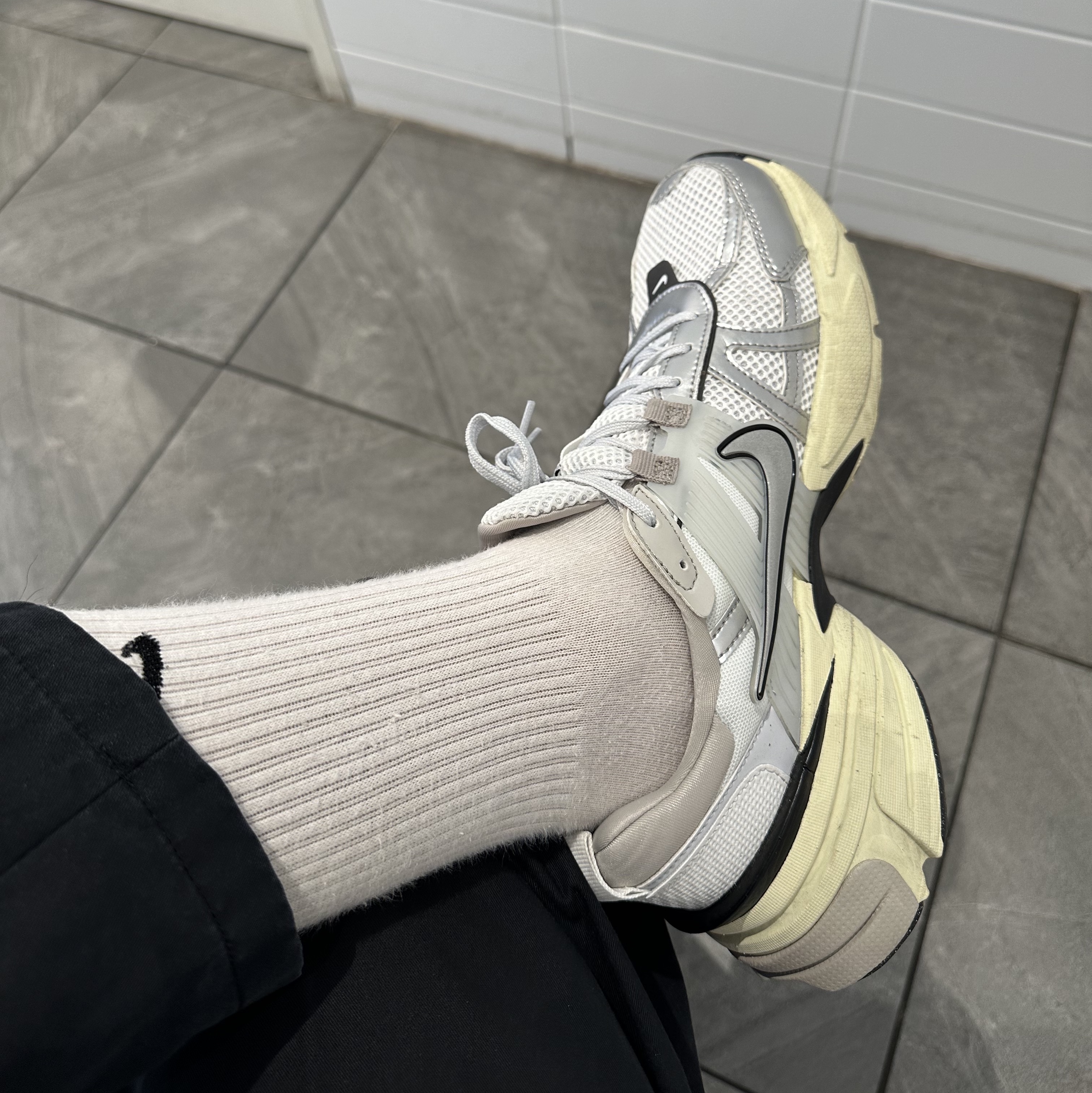 Nike V2K Run Summit White Metallic Silver 착용 스타일