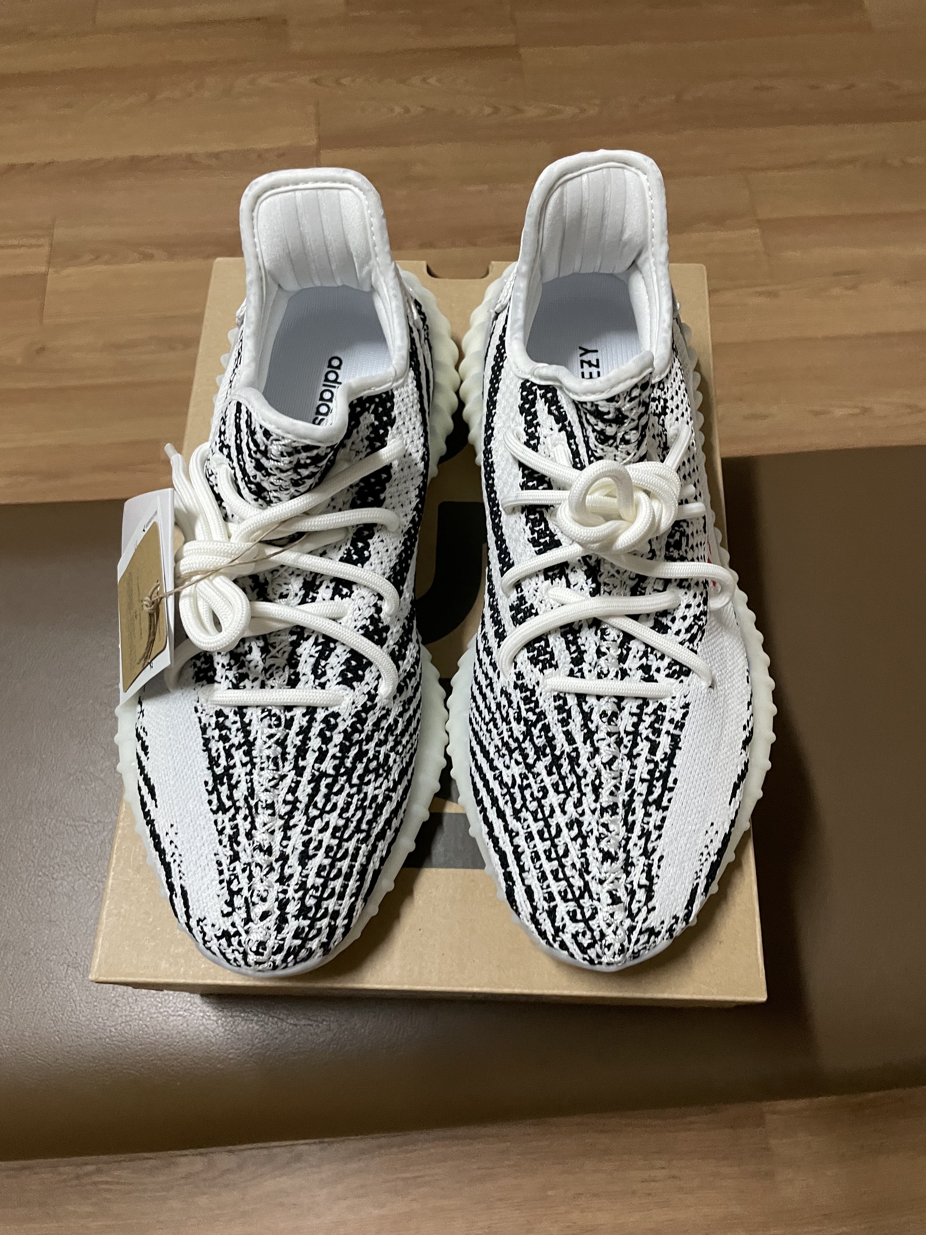 Adidas Yeezy Boost 350 V2 Zebra 2022/2023 착용 스타일