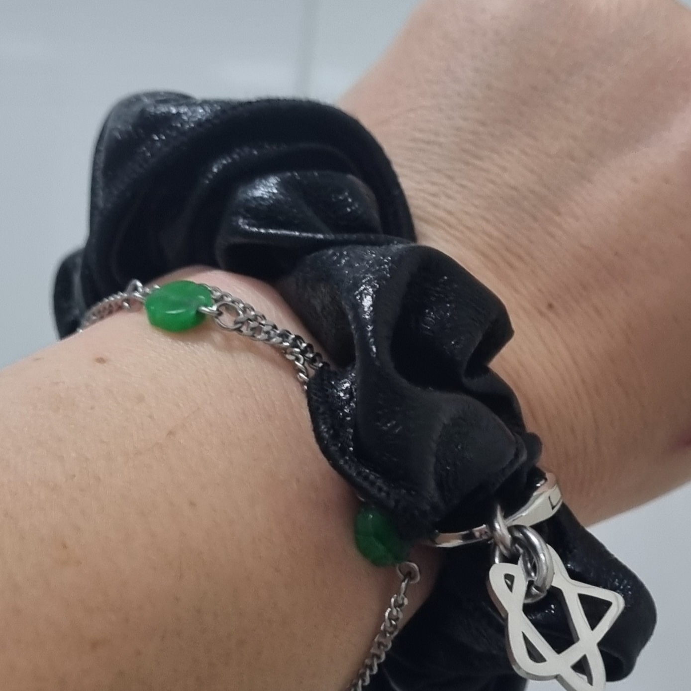 [KREAM 단독] Sentiments No.370 Star Hair Scrunchy Black 착용 스타일