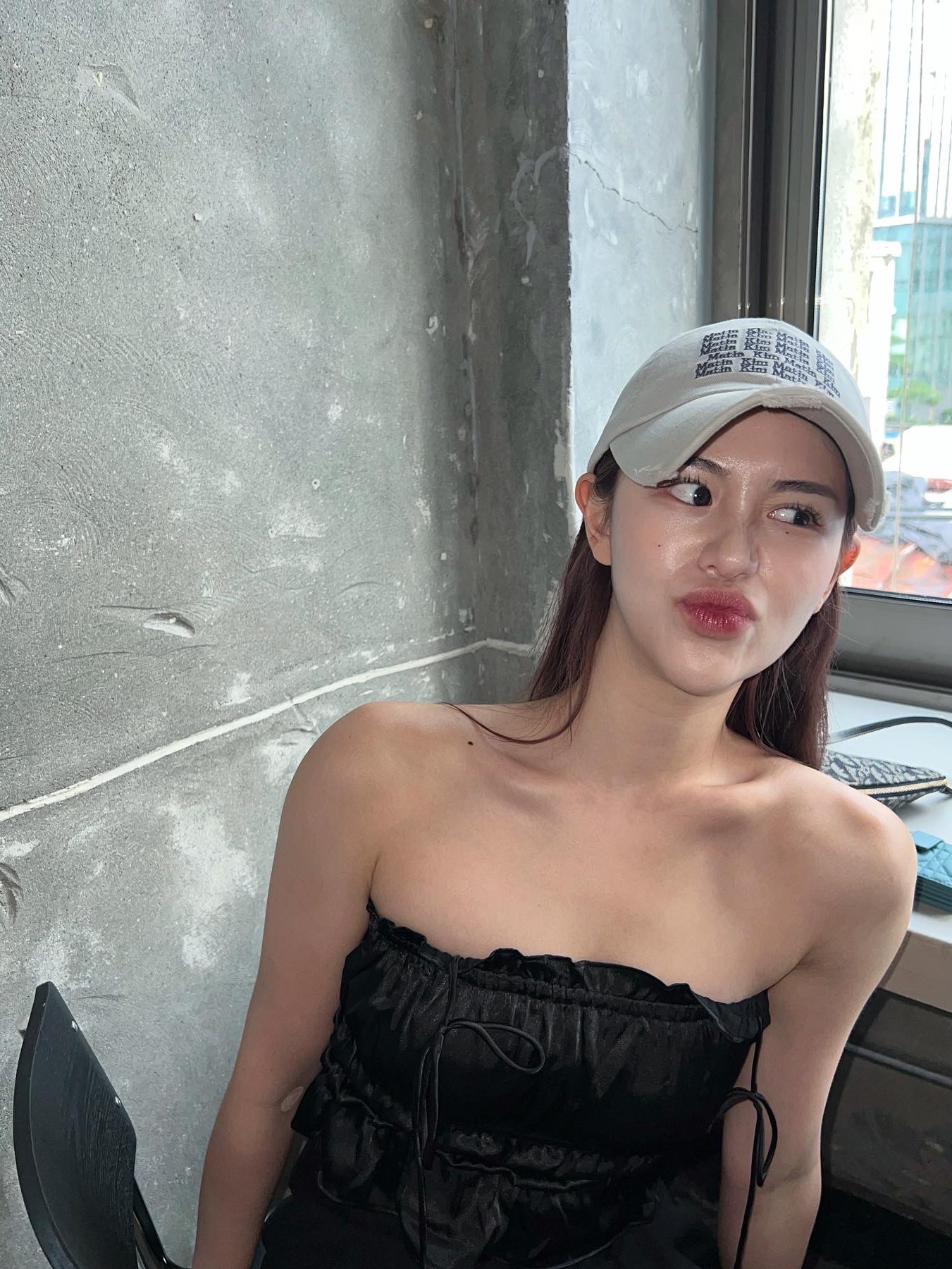 Matin Kim Lettering Washed Ball Cap Light Grey 착용 스타일 - 2
