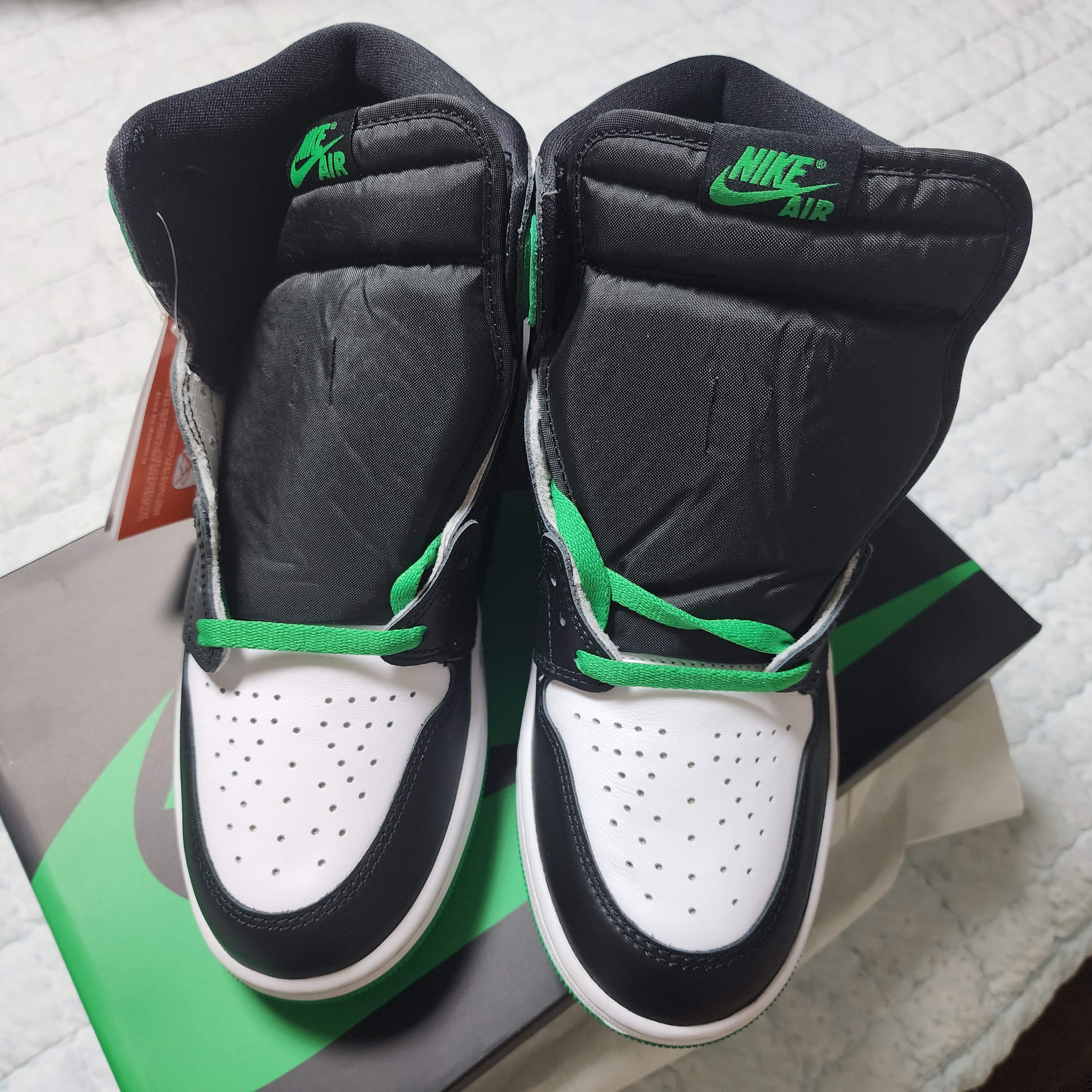 Jordan 1 Retro High OG Black and Lucky Green 착용 스타일 - 4