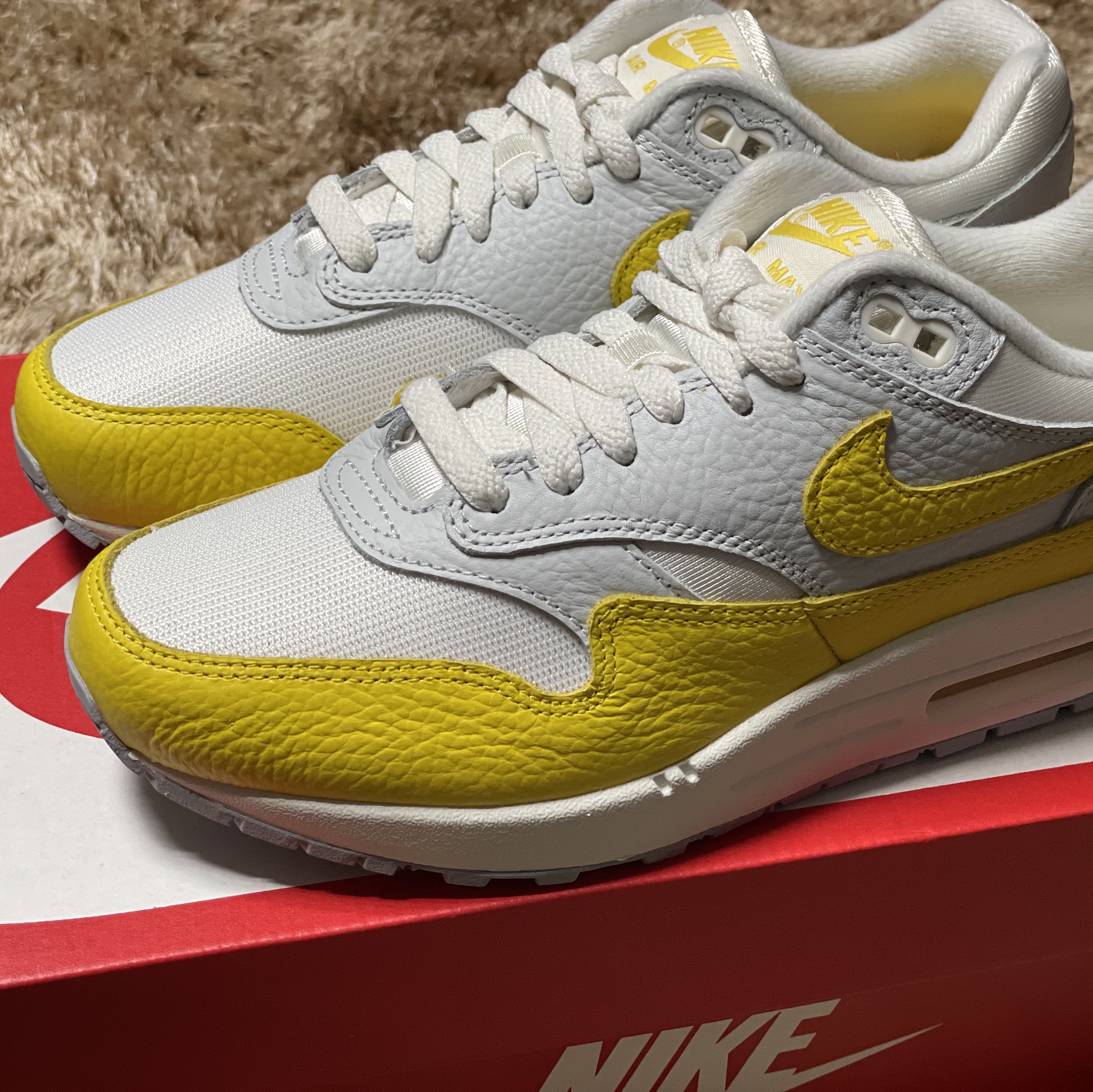 (W) Nike Air Max 1 Tour Yellow 착용 스타일