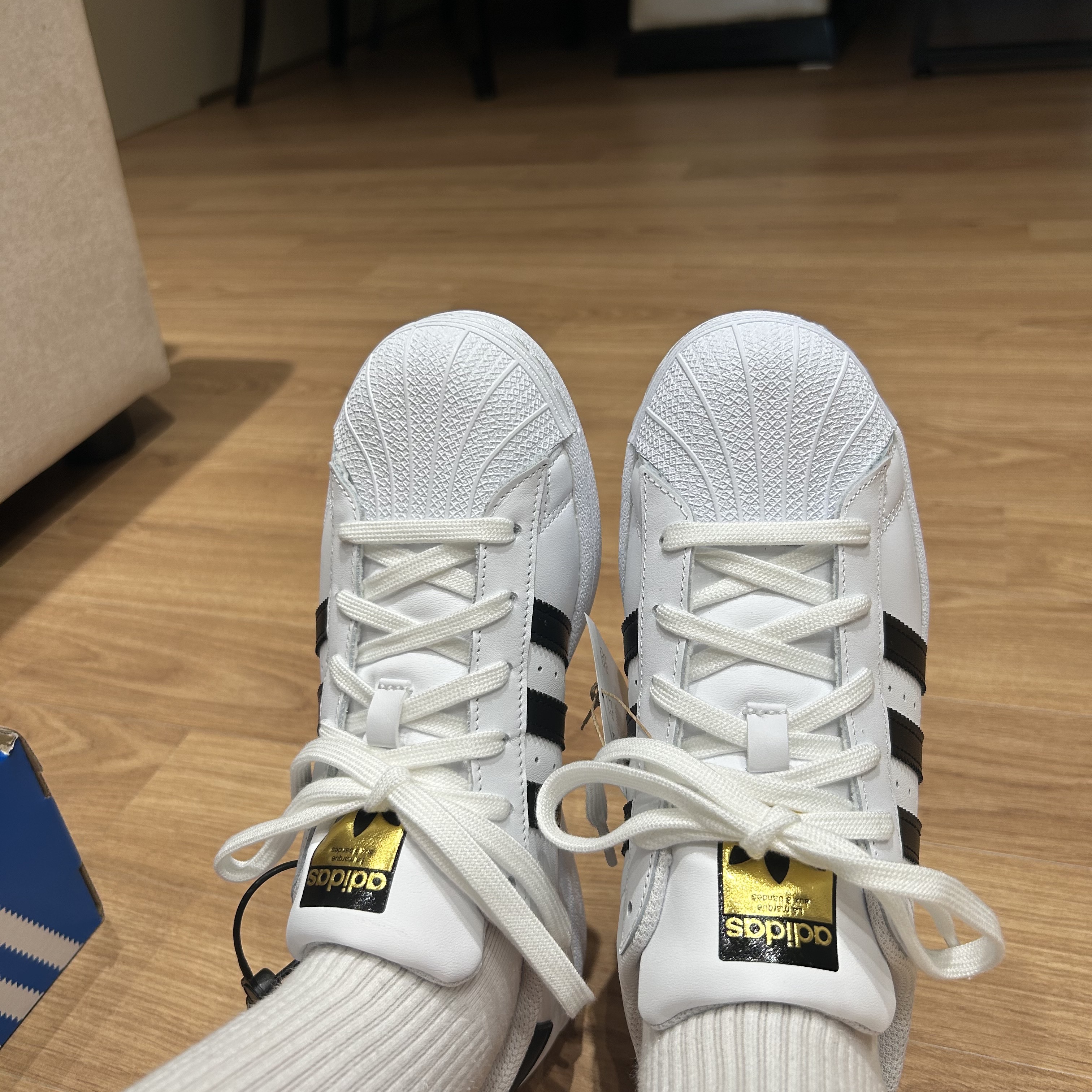 Adidas Superstar White Black 착용 스타일 - 1