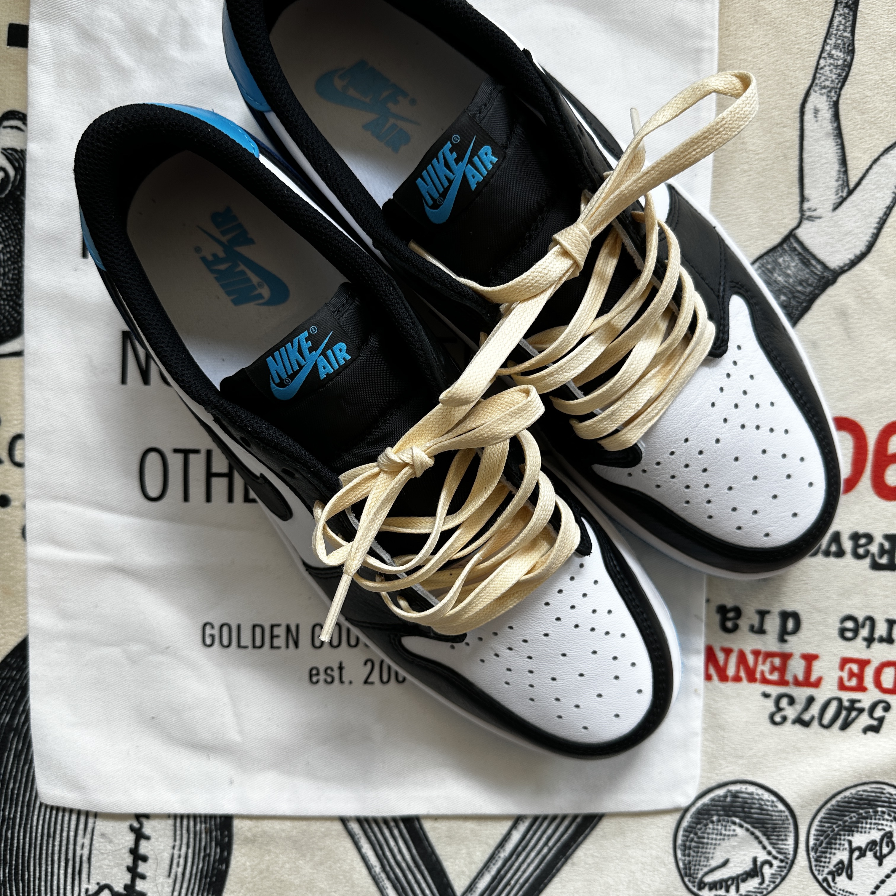 Jordan 1 Retro Low OG Black and Dark Powder Blue 착용 스타일 - 1