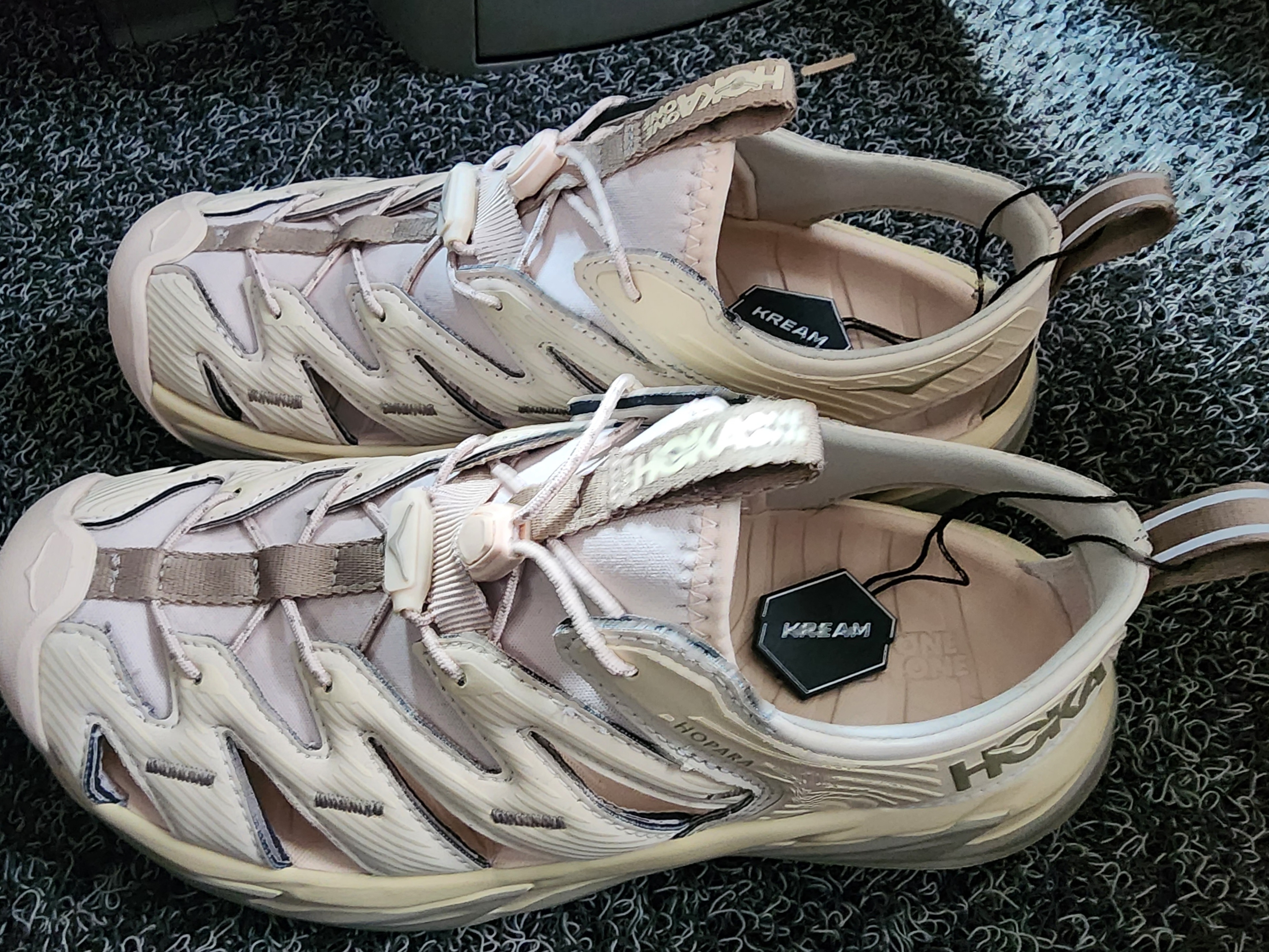 Hoka Hopara Shifting Sand Dune 착용 스타일