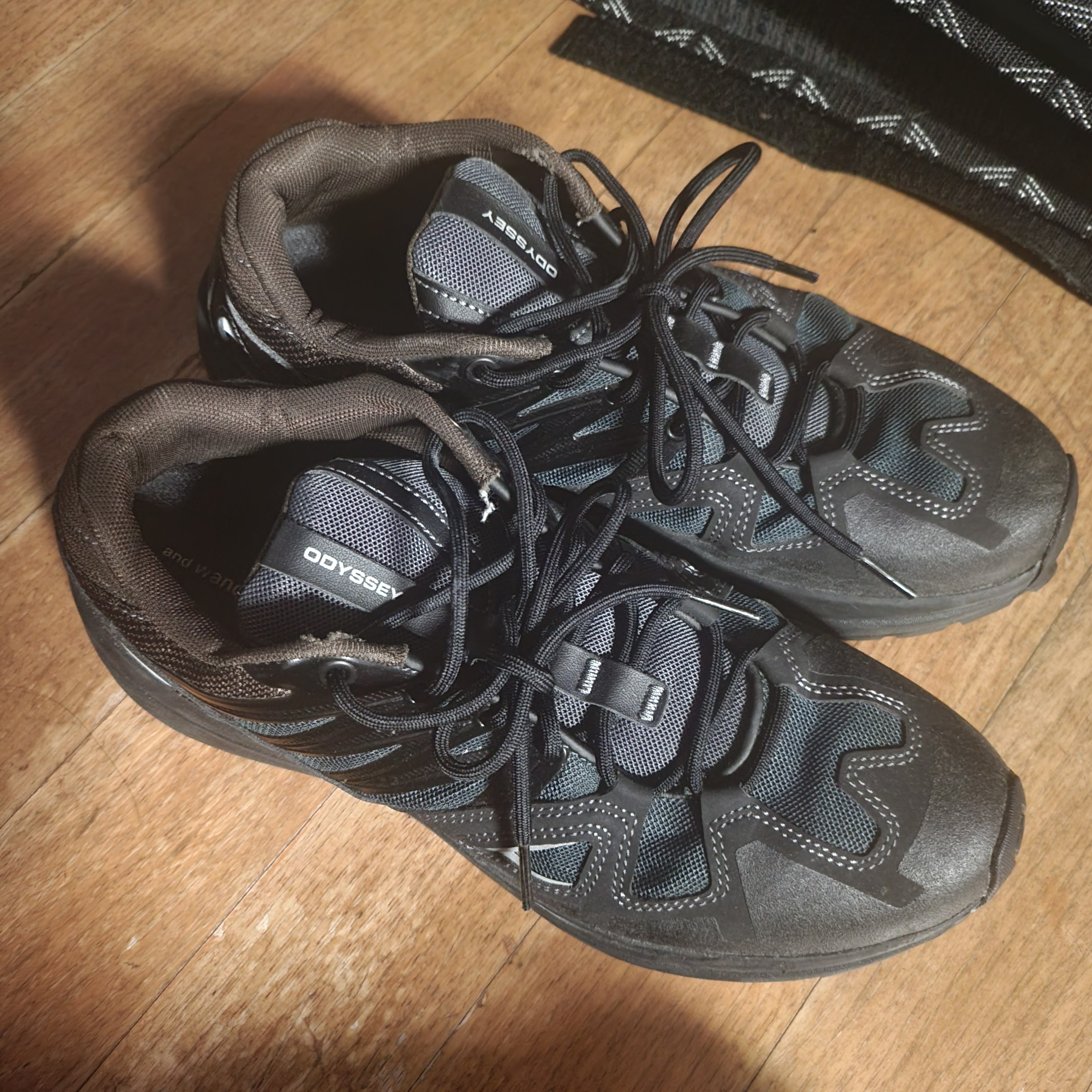 Salomon x And Wander Odyssey 1 Black Scarab 착용 스타일