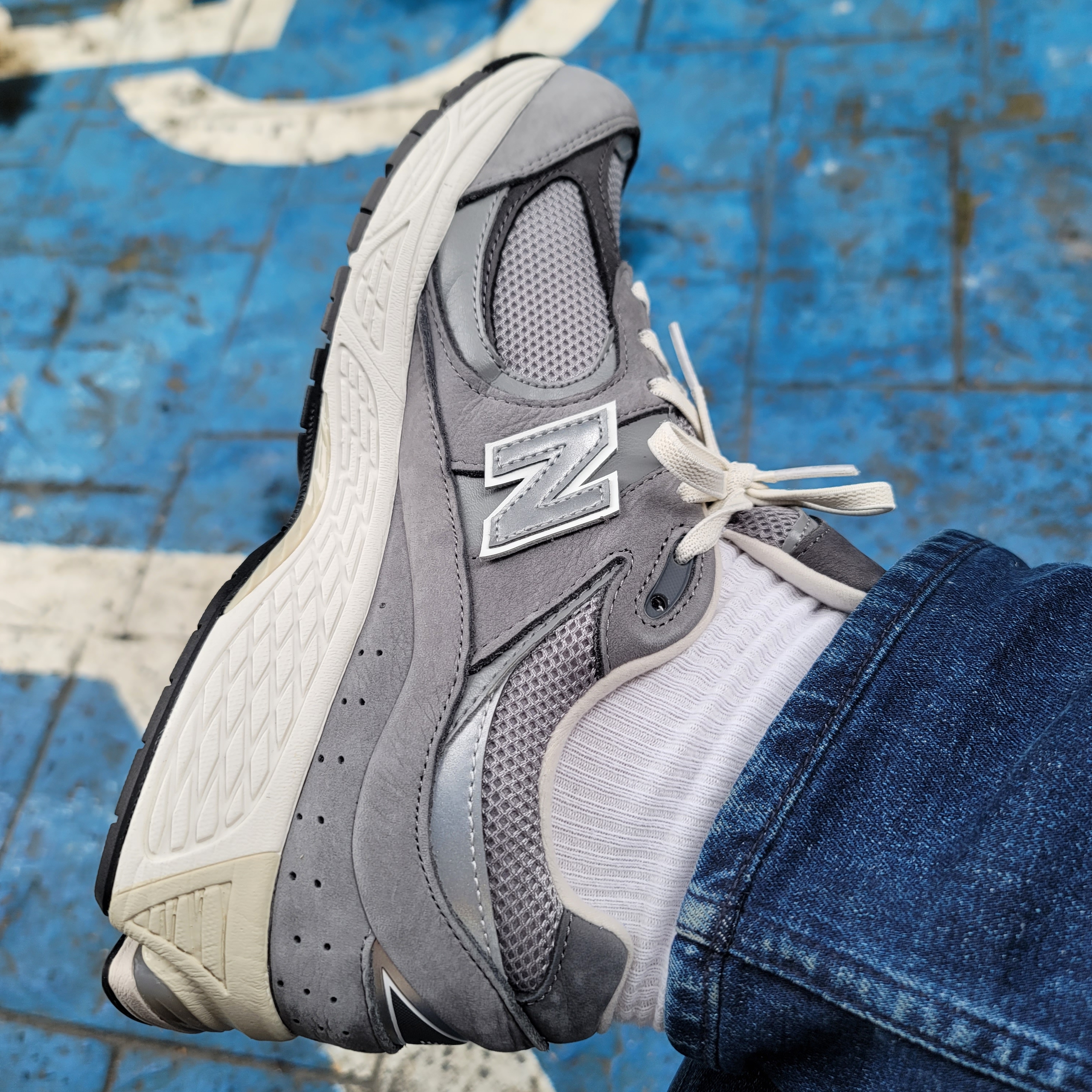 New Balance 2002R Premium Vintage Grey 착용 스타일 - 2