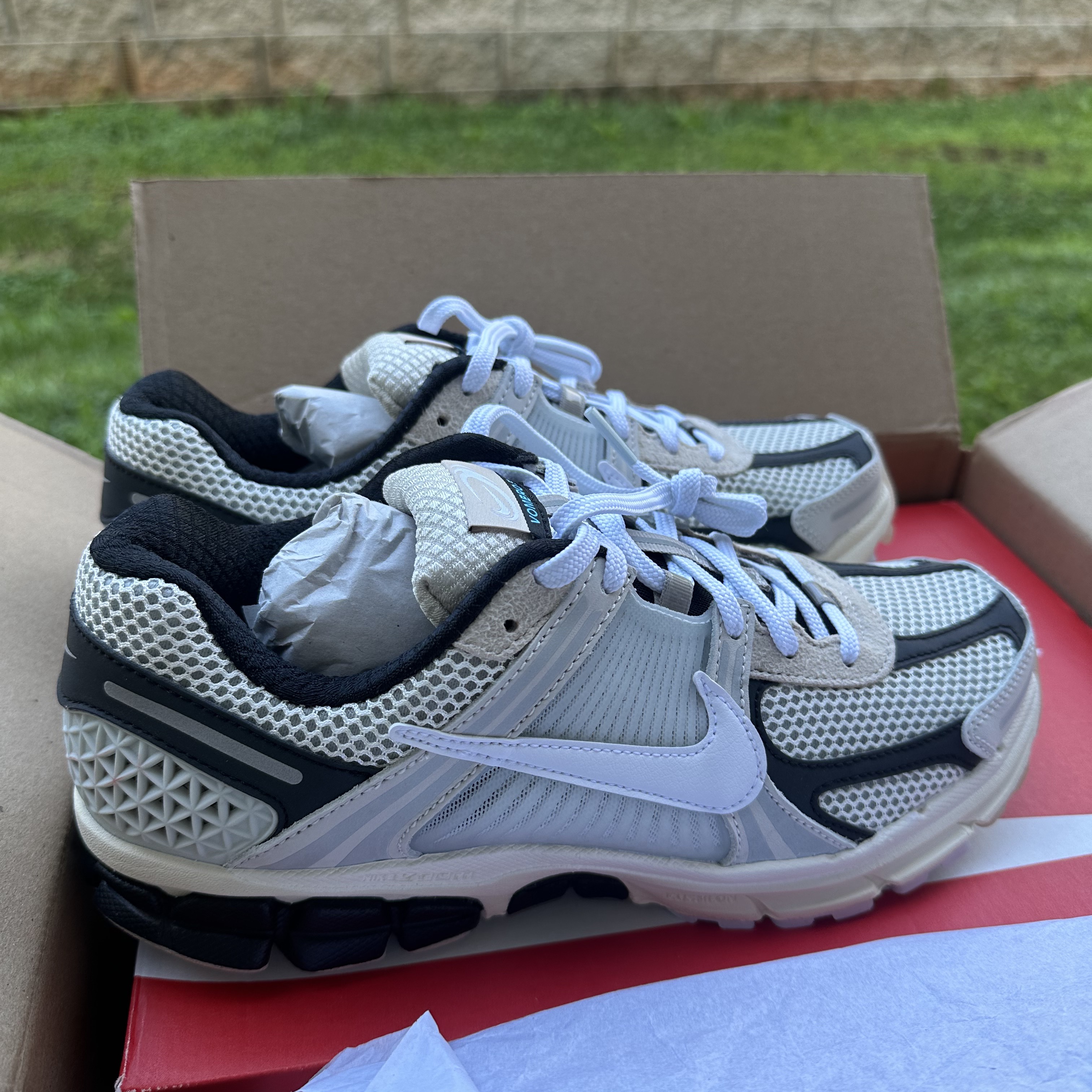 Nike Zoom Vomero 5 Light Bone and Black 착용 스타일 - 3