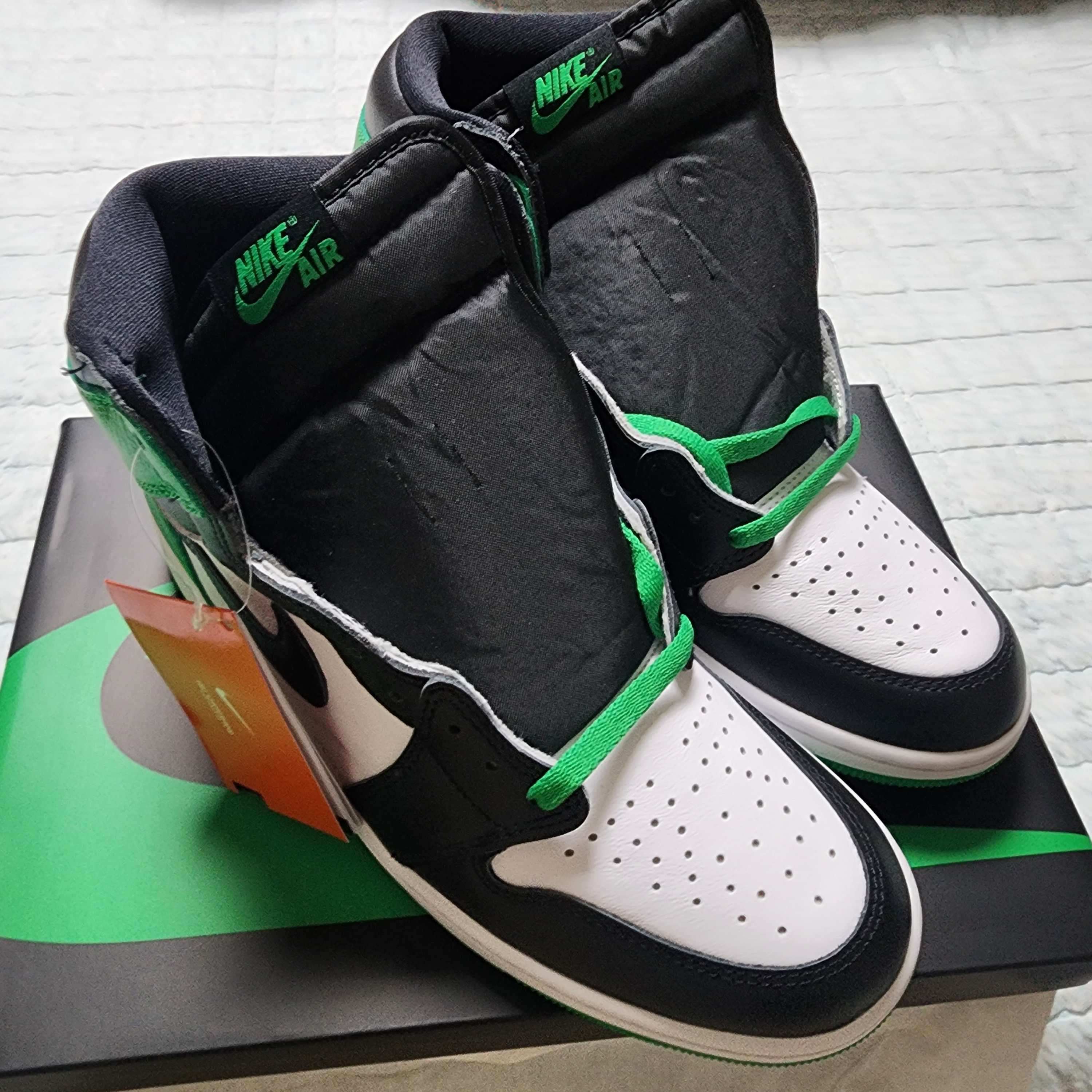 Jordan 1 Retro High OG Black and Lucky Green 착용 스타일 - 2