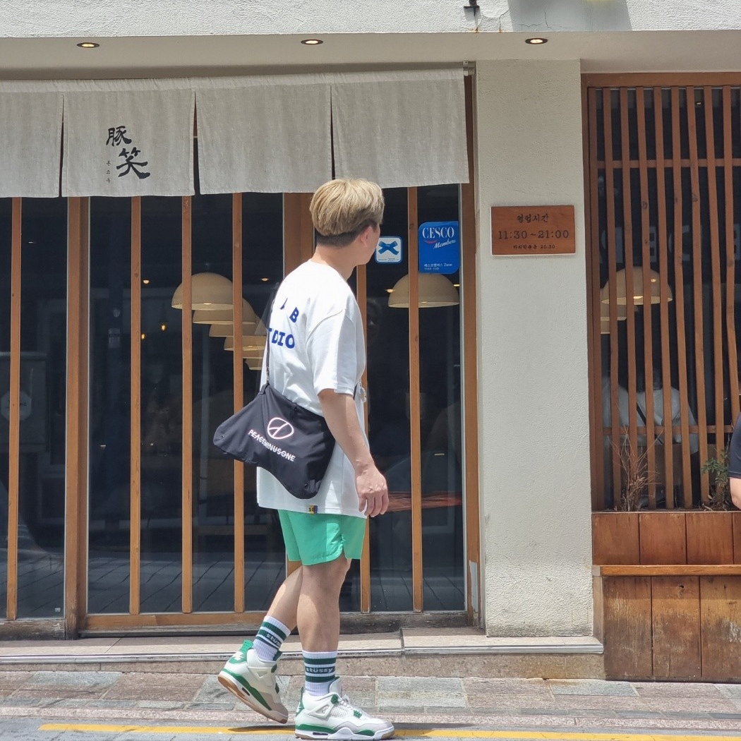 Jordan 4 x Nike SB Retro SP Pine Green, IAB Studio 10th Anniversary T-Shirt White 착용 스타일 - 2