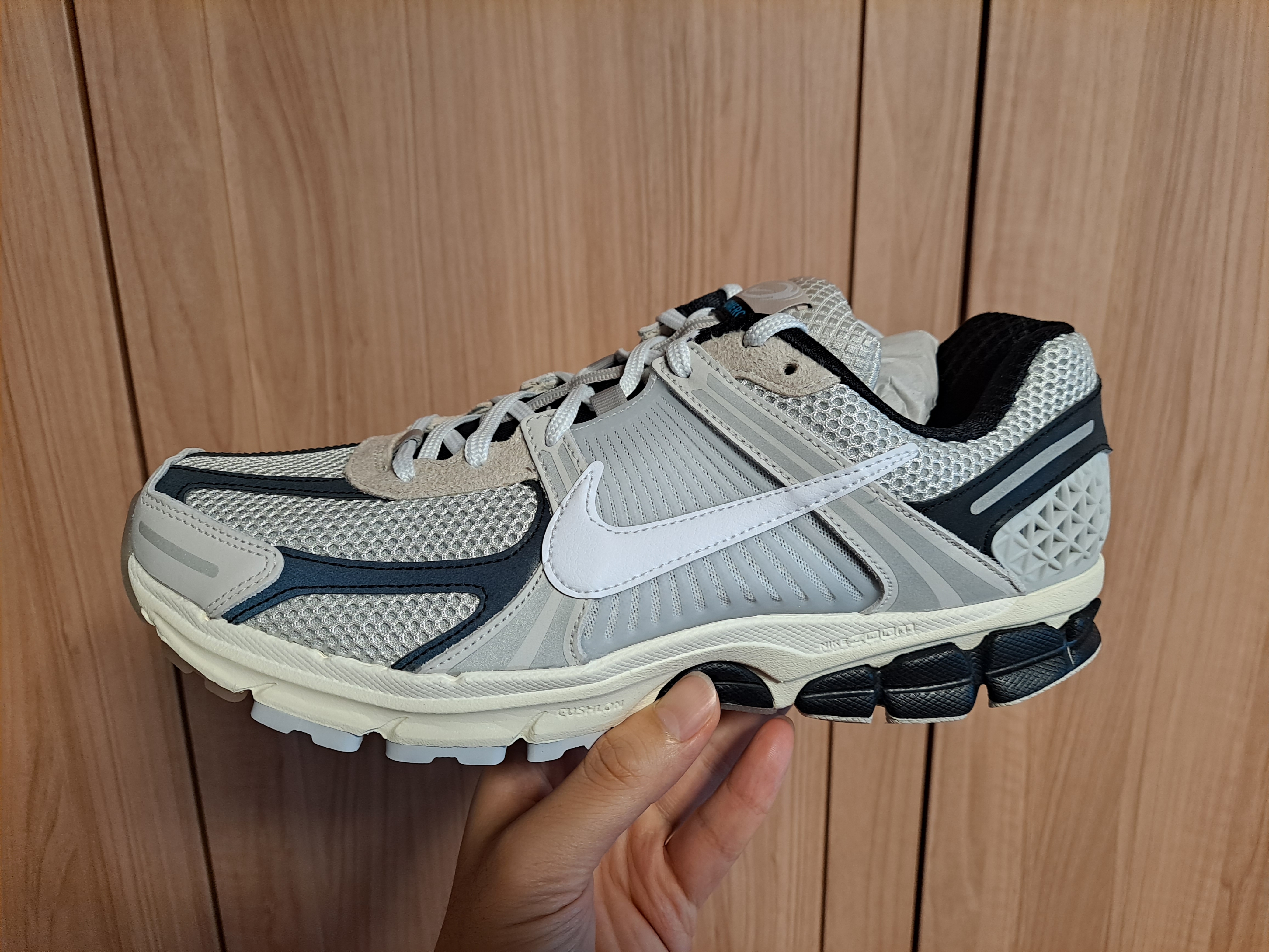 Nike Zoom Vomero 5 Light Bone and Black 착용 스타일