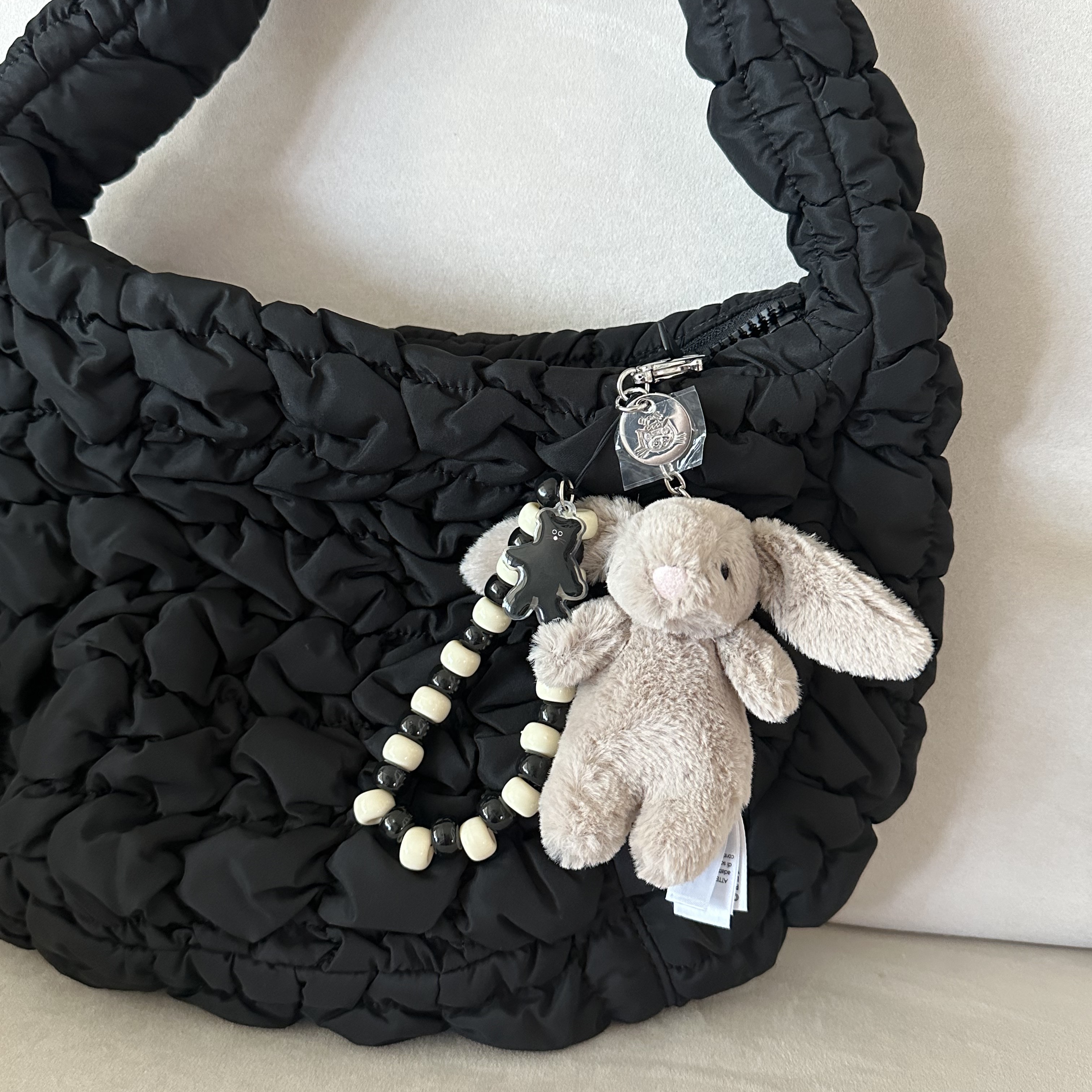 Jellycat Bashful Bunny Bag Charm Beige, COS Quilted Mini Bag Black 착용 스타일