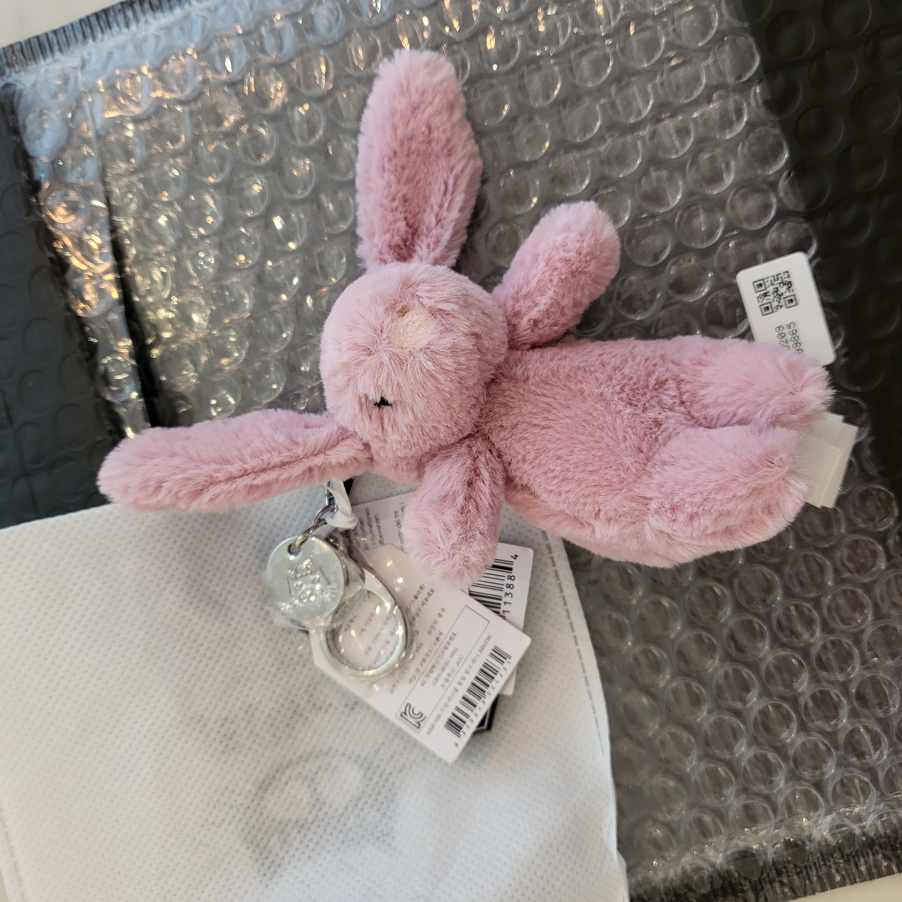 Jellycat Bashful Bunny Bag Charm Tulip 착용 스타일 - 2