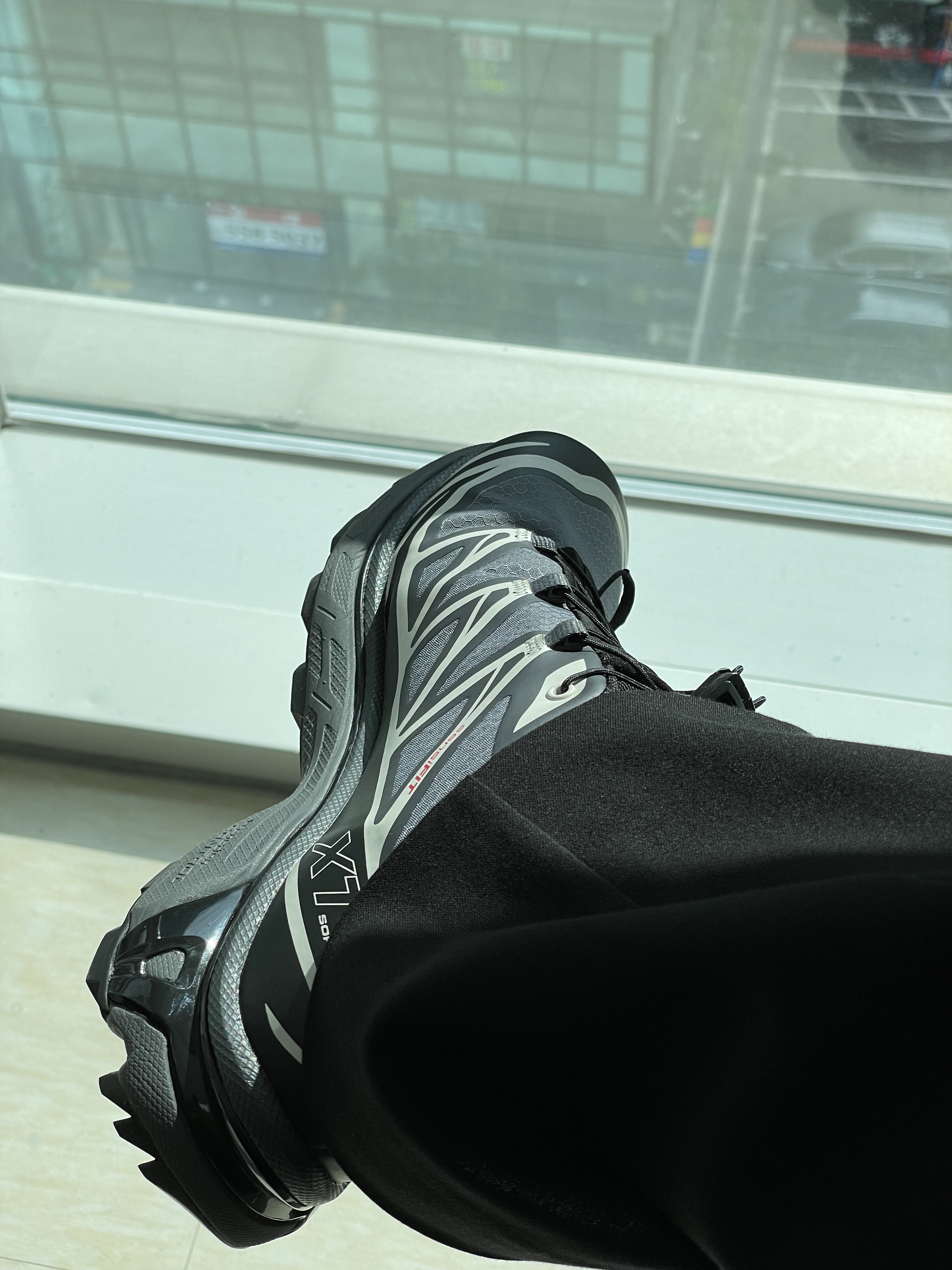 Salomon XT-6 Gore-Tex Black Ebony 착용 스타일