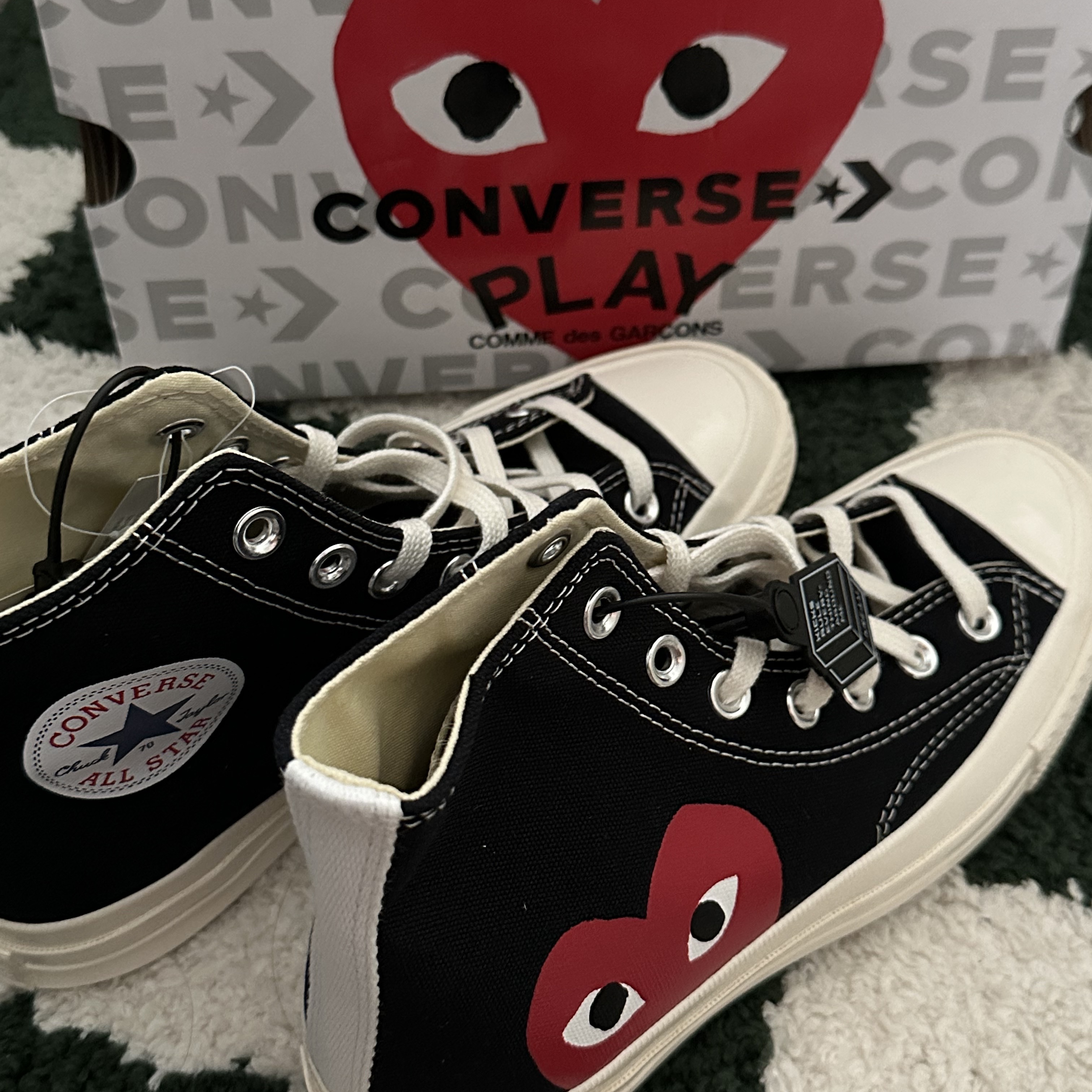Converse x Play Comme des Garcons Chuck 70 Hi Black 착용 스타일 - 3