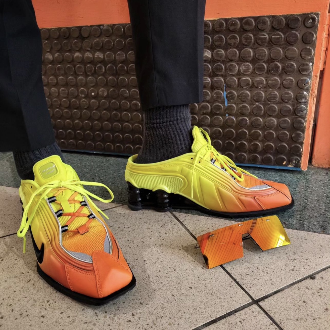 Nike x Martine Rose Shox MR4 Safety Orange 착용 스타일 - 4