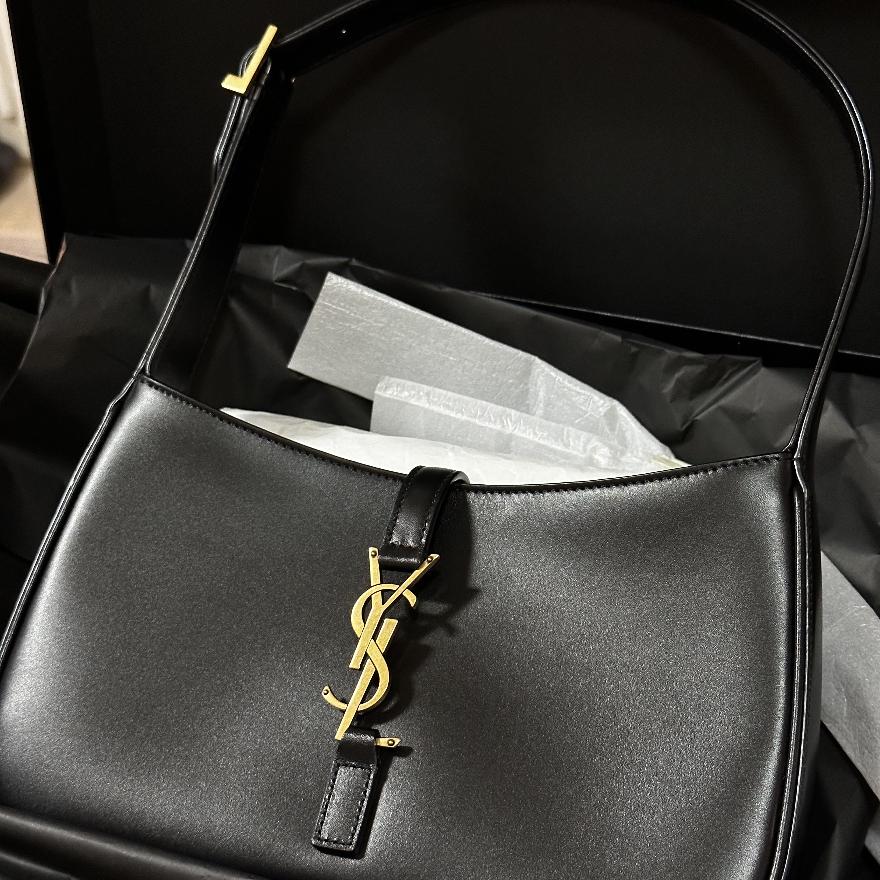 Saint Laurent Bronze Monogram Le 5 A 7 Hobo Bag in Smooth Leather Black 착용 스타일