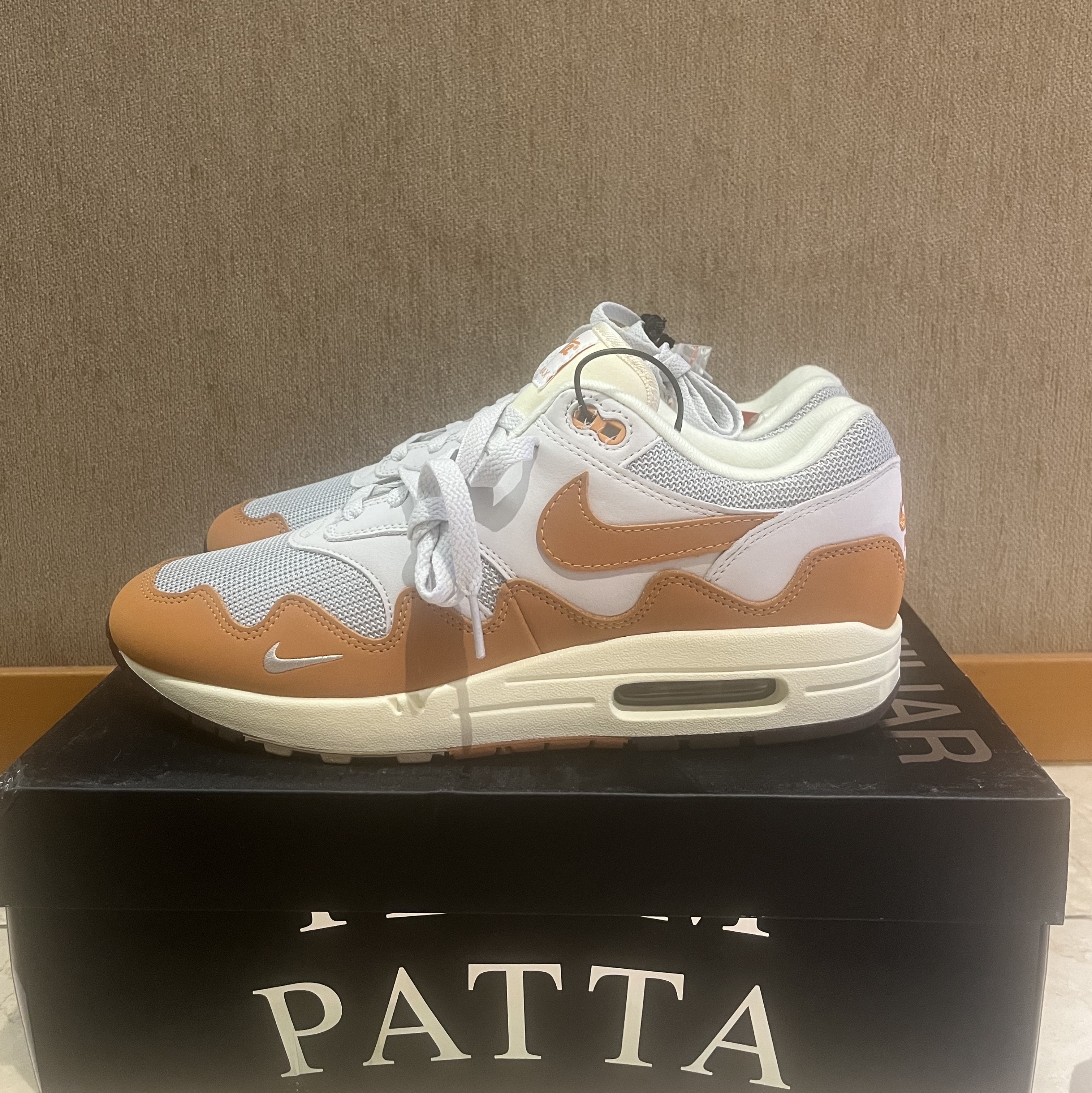 Nike x Patta Air Max 1 Monarch 착용 스타일