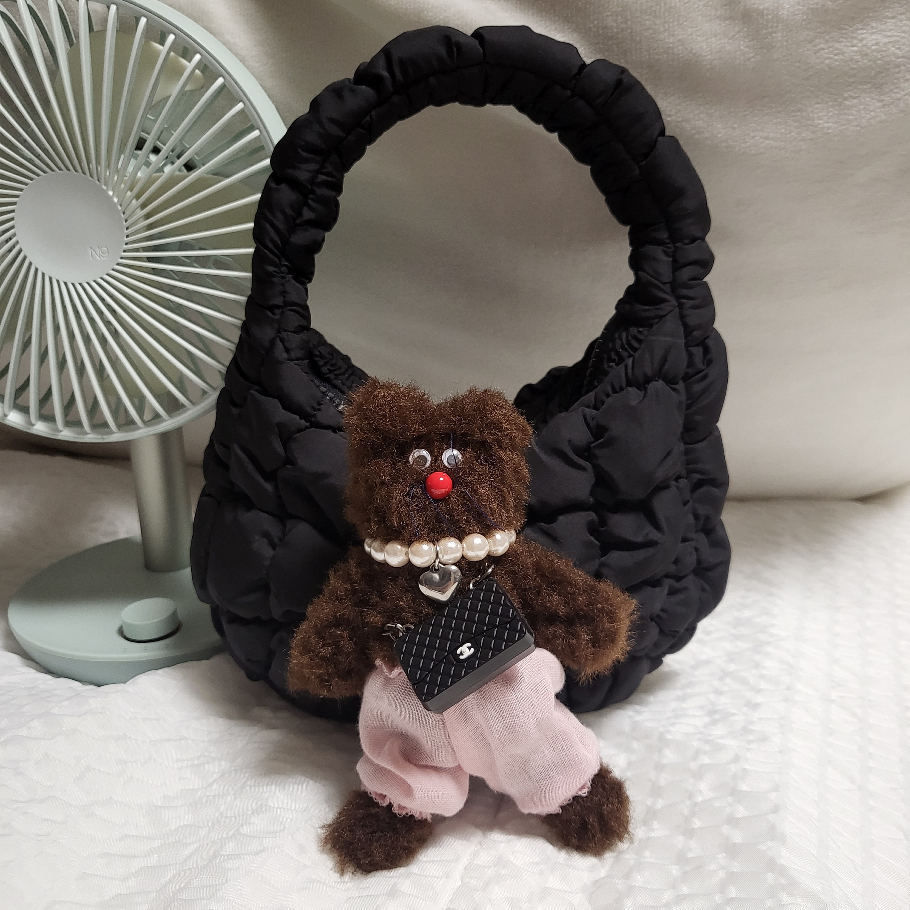 COS Quilted Micro Bag Black 착용 스타일 - 2