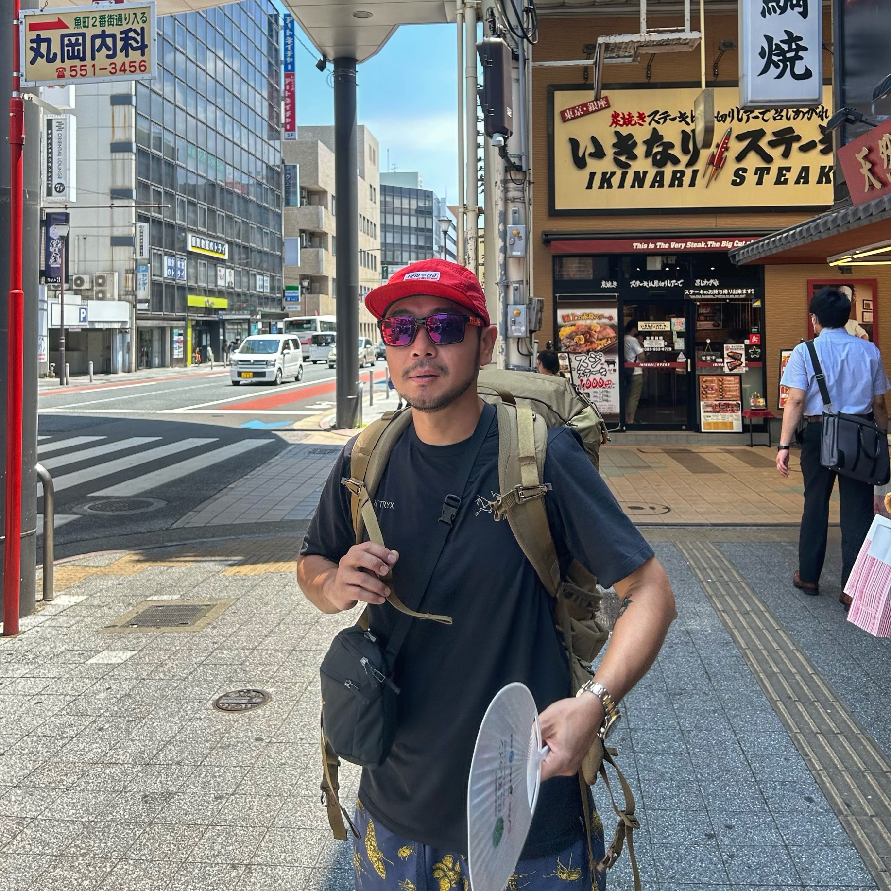 Arc'teryx Captive Split T-Shirt Black Gold, Arc'teryx Mantis 2 Waistpack 24K Black 착용 스타일 - 1