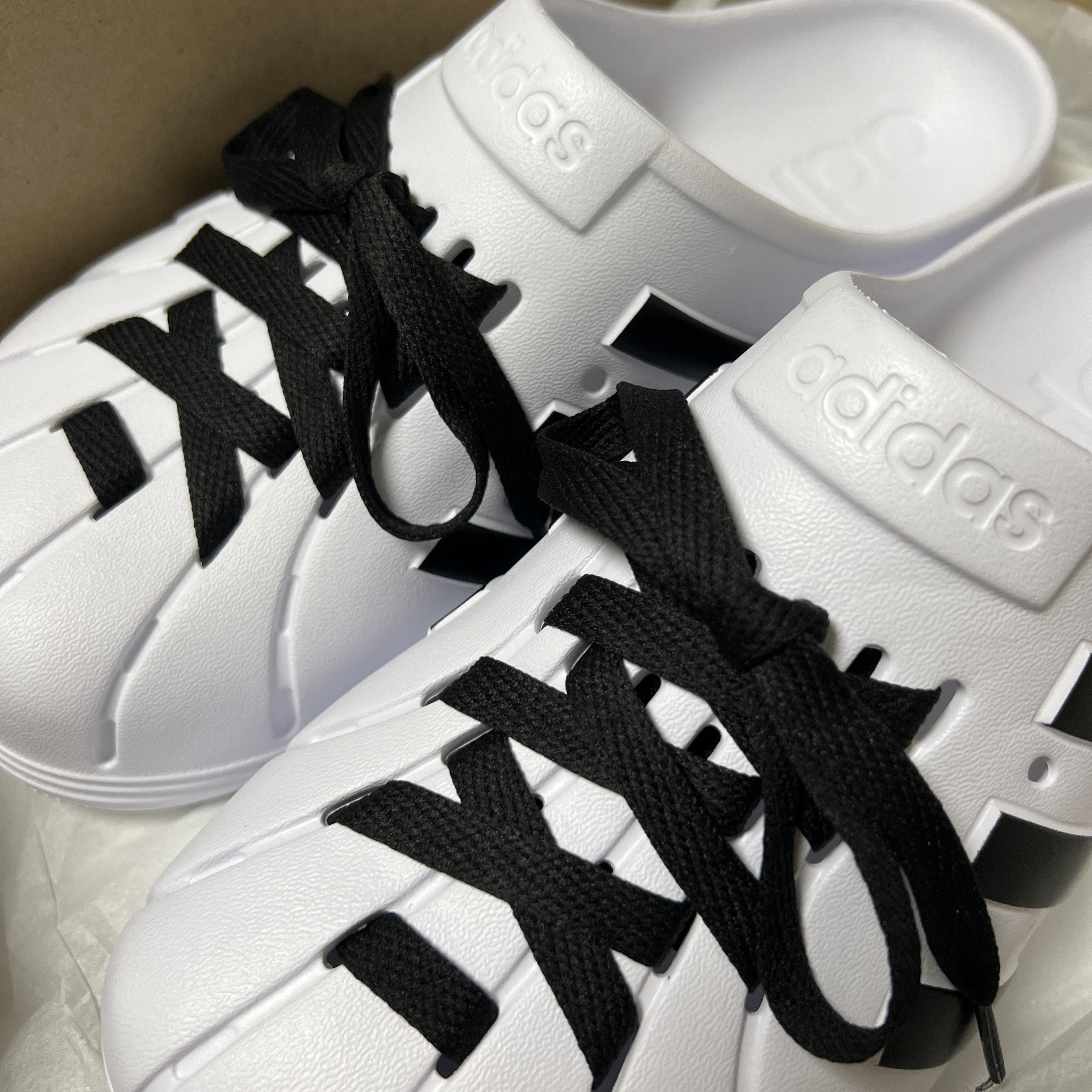 Adidas Adilette Clog White Black 착용 스타일