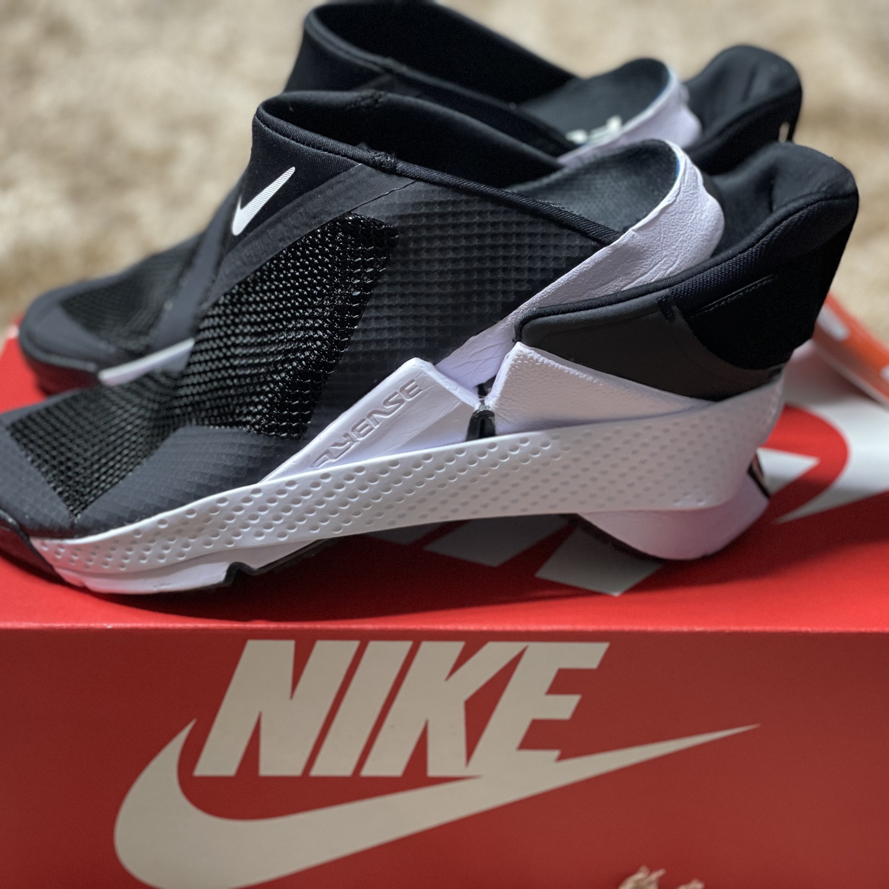 (W) Nike Go Flyease Black White 착용 스타일