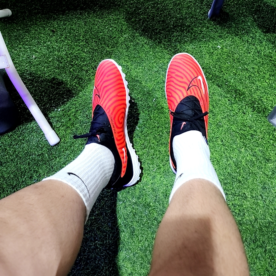 Nike React Phantom GX Pro TF Bright Crimson Black 착용 스타일