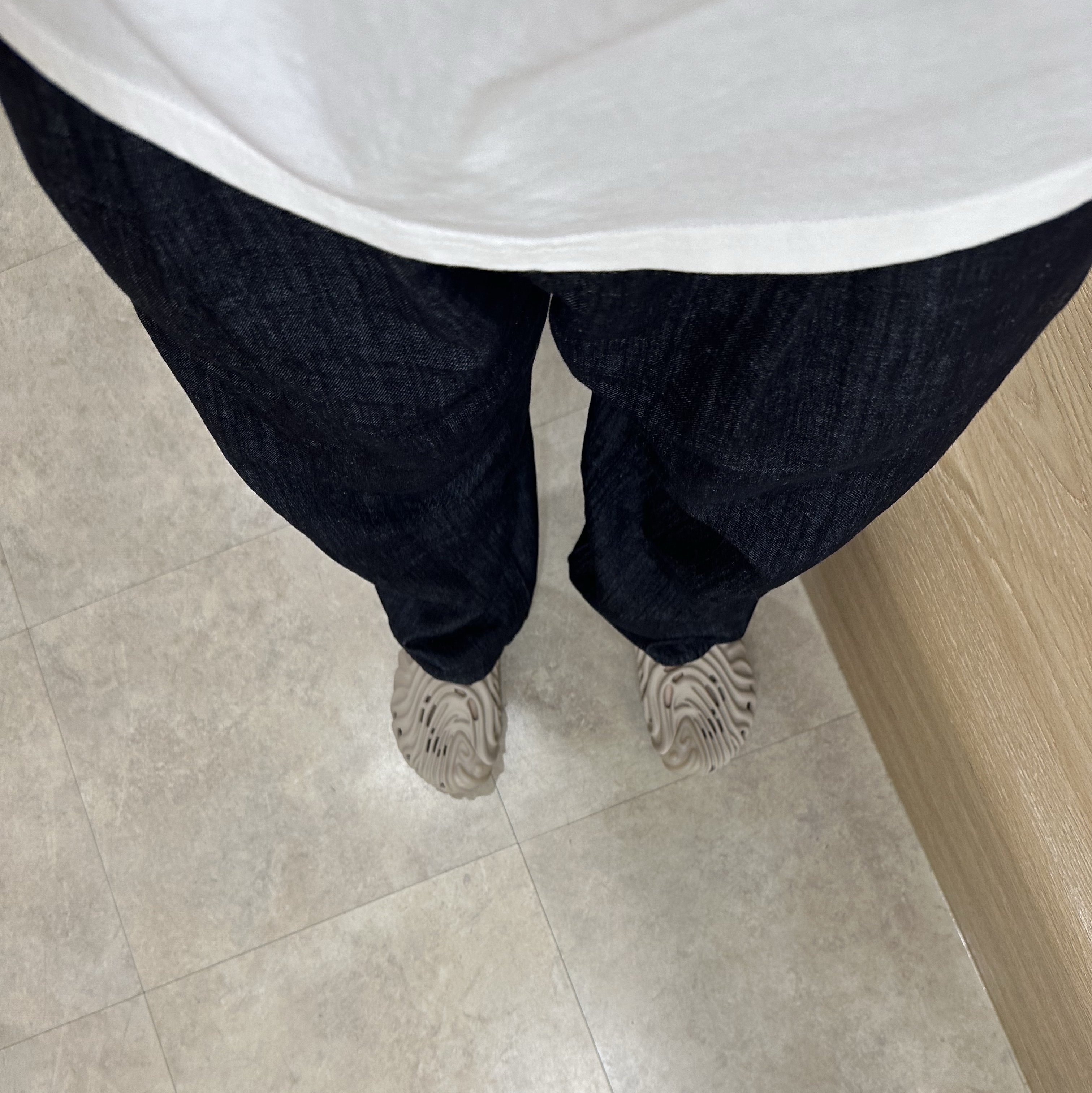 Crocs x Salehe Bembury Pollex Clog Horchata 착용 스타일 - 1