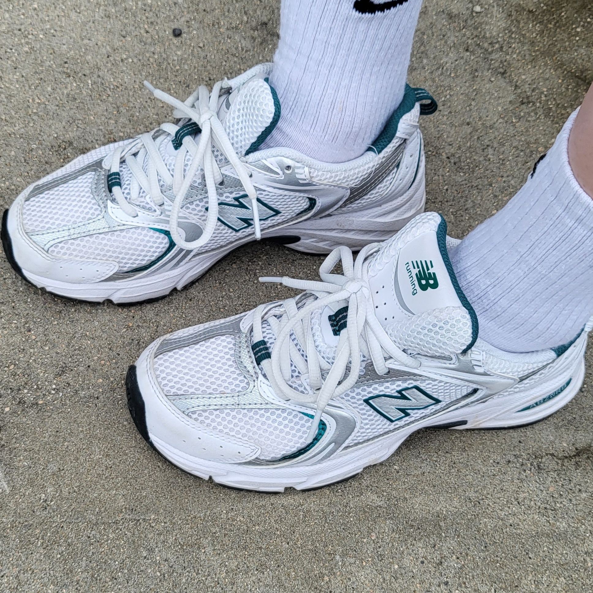 New Balance 530 White Mint 착용 스타일