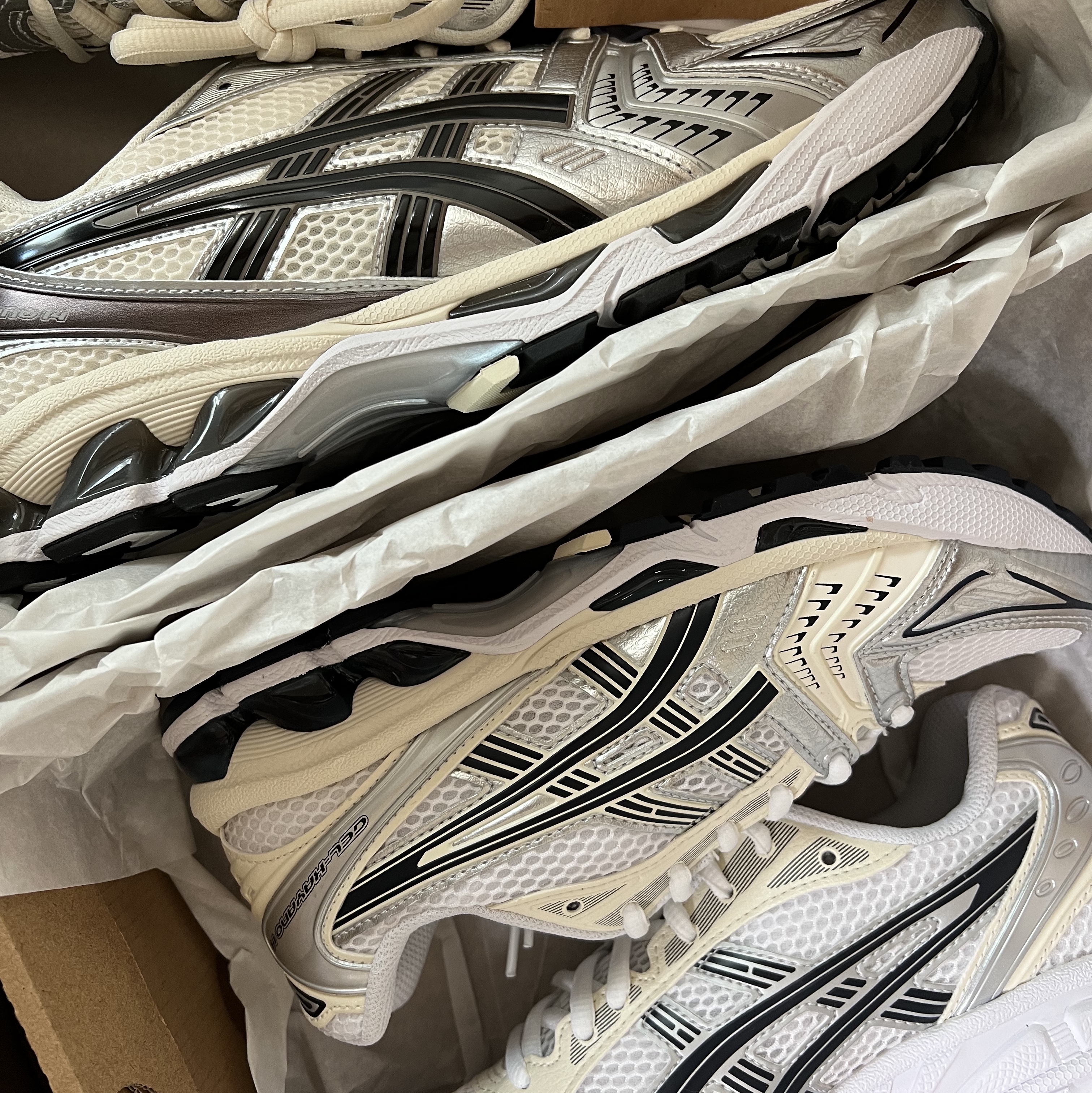 (W) Asics Gel-Kayano 14 White Midnight, Asics Gel-Kayano 14 Cream Black 착용 스타일