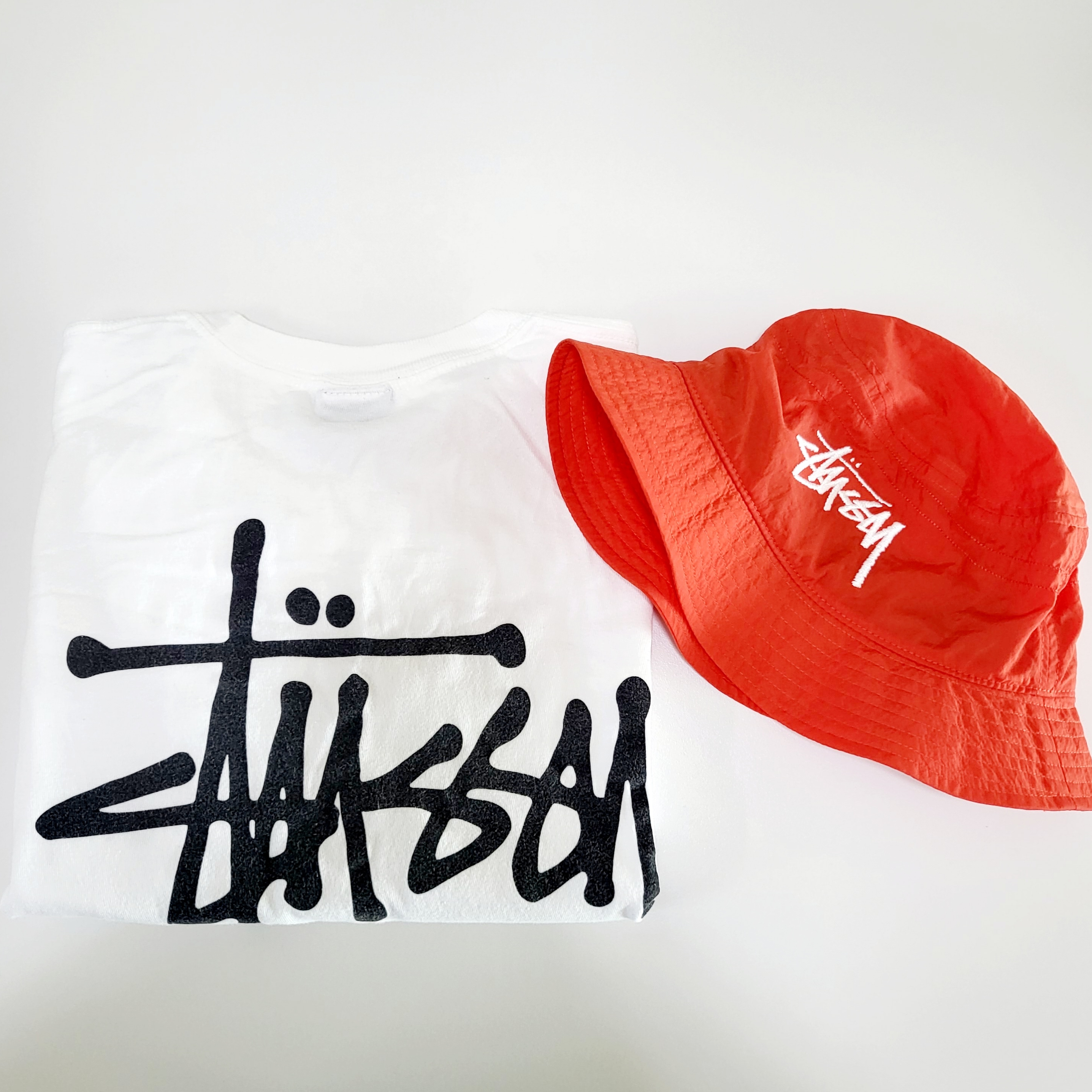 Stussy Basic Stussy T-Shirt White 2022, Nike x Stussy Bucket Hat Habanero Red 착용 스타일
