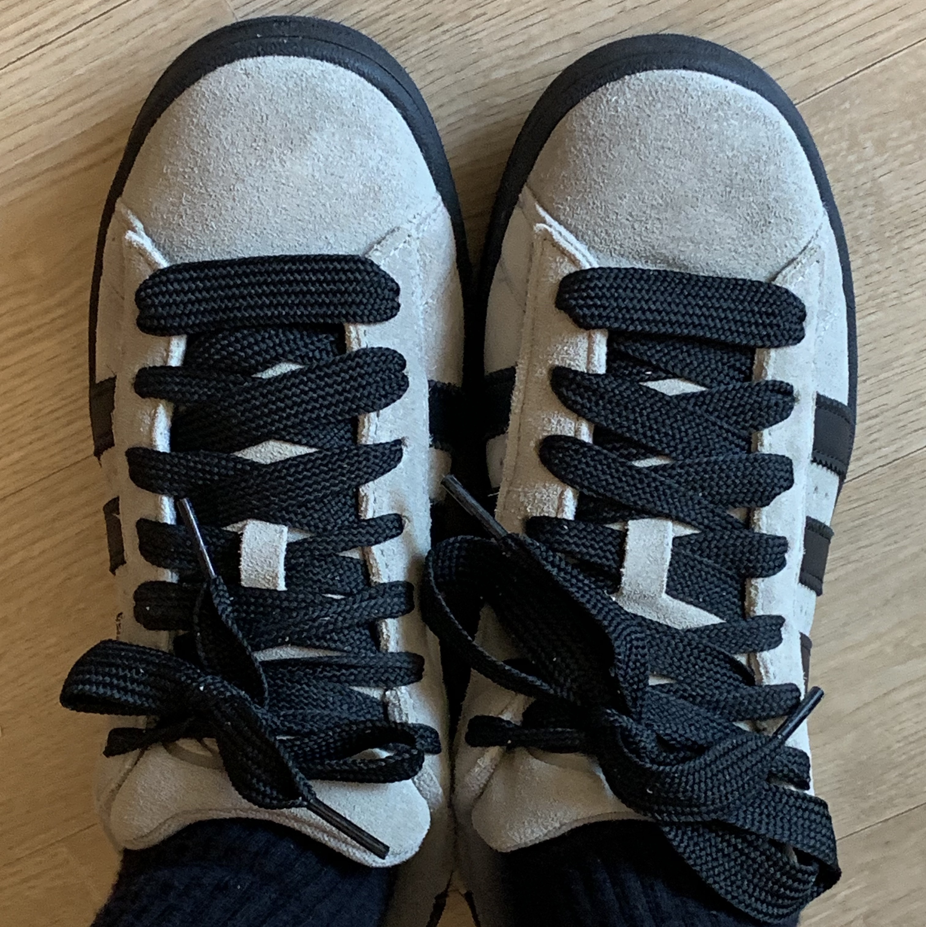 Adidas Campus 00s Silver Pebble Core Black 착용 스타일 - 2