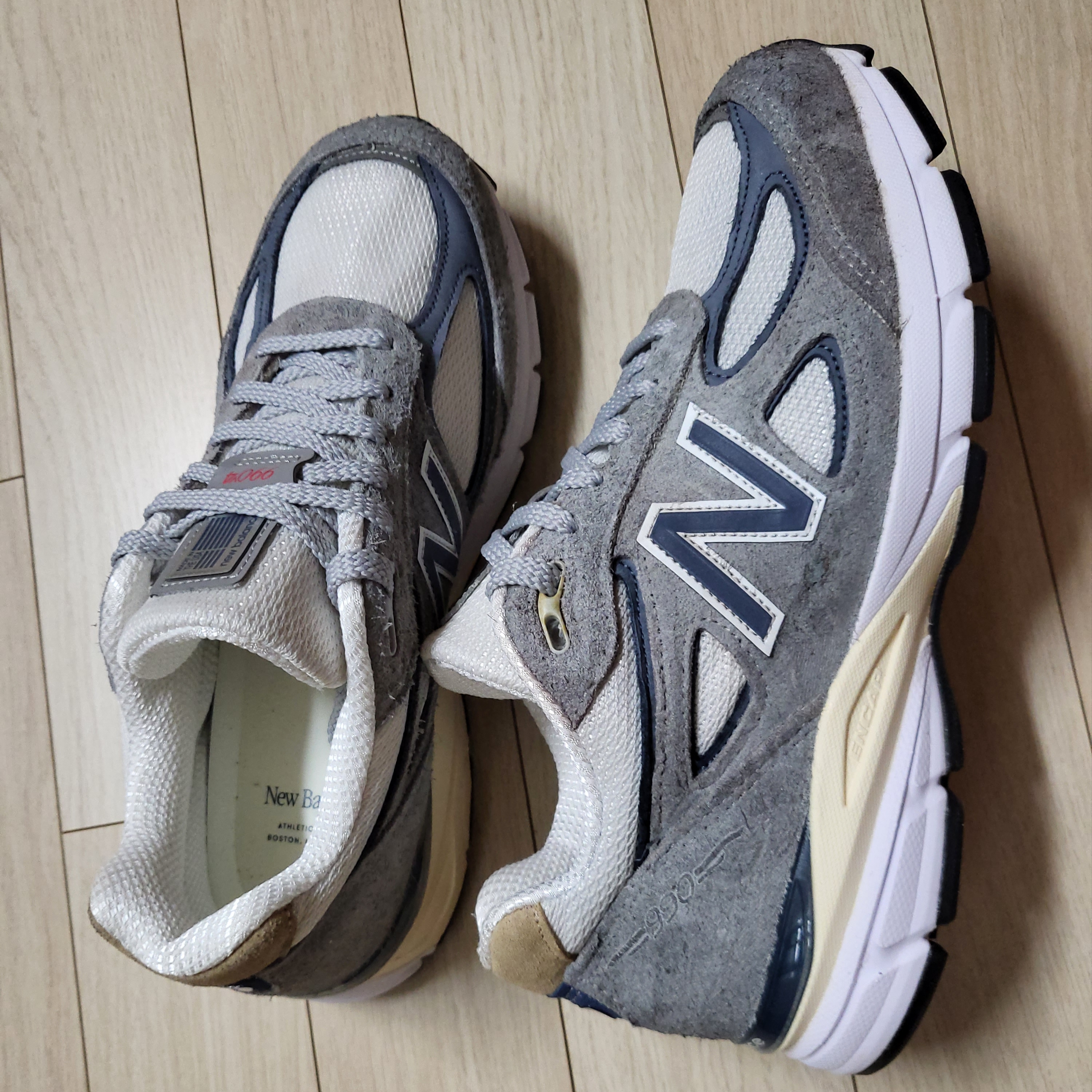 New Balance 990v4 Made in USA Gray Suede 착용 스타일