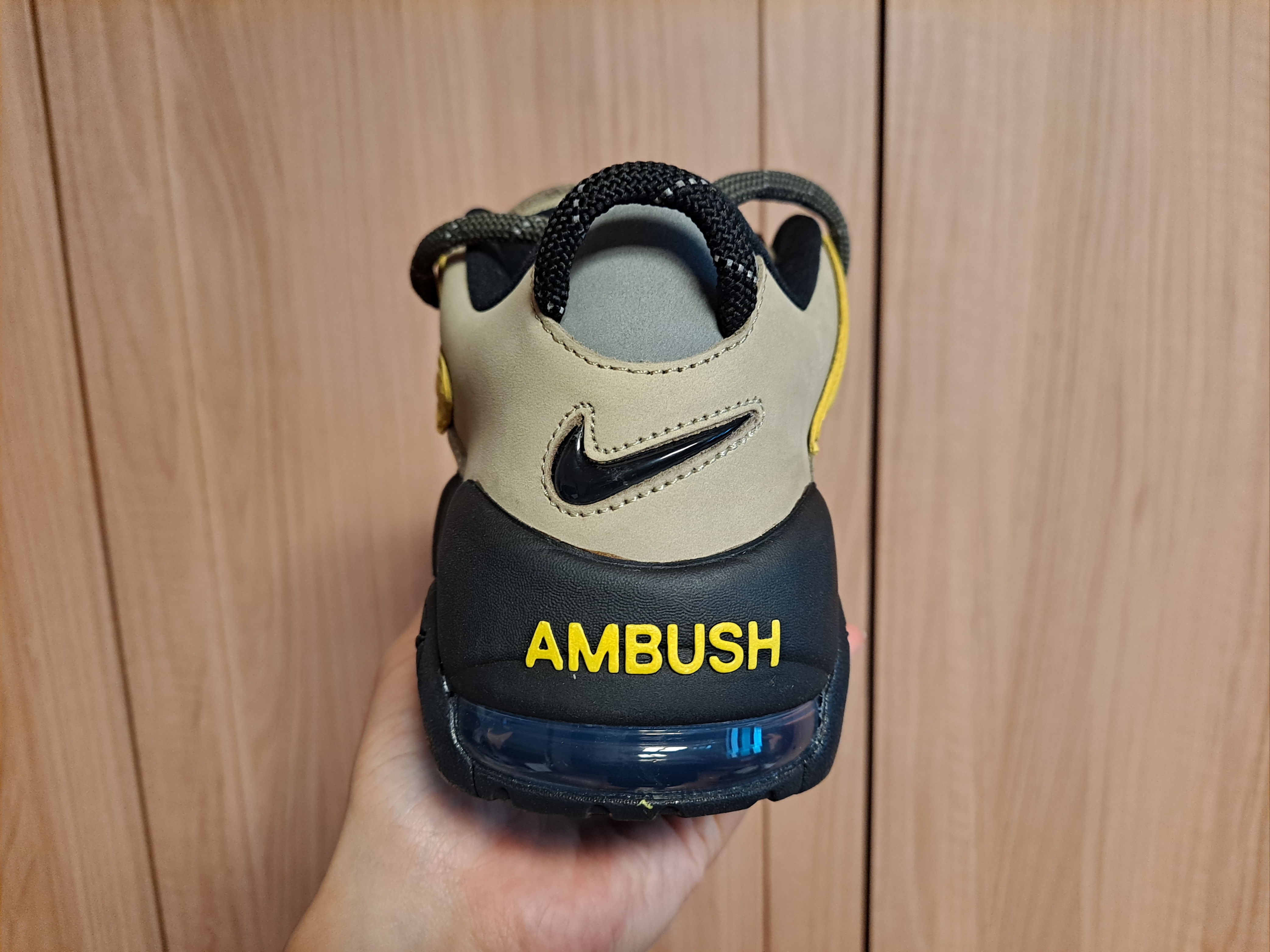 Nike x Ambush Air More Uptempo Low Vivid Sulfur and Limestone 착용 스타일 - 2