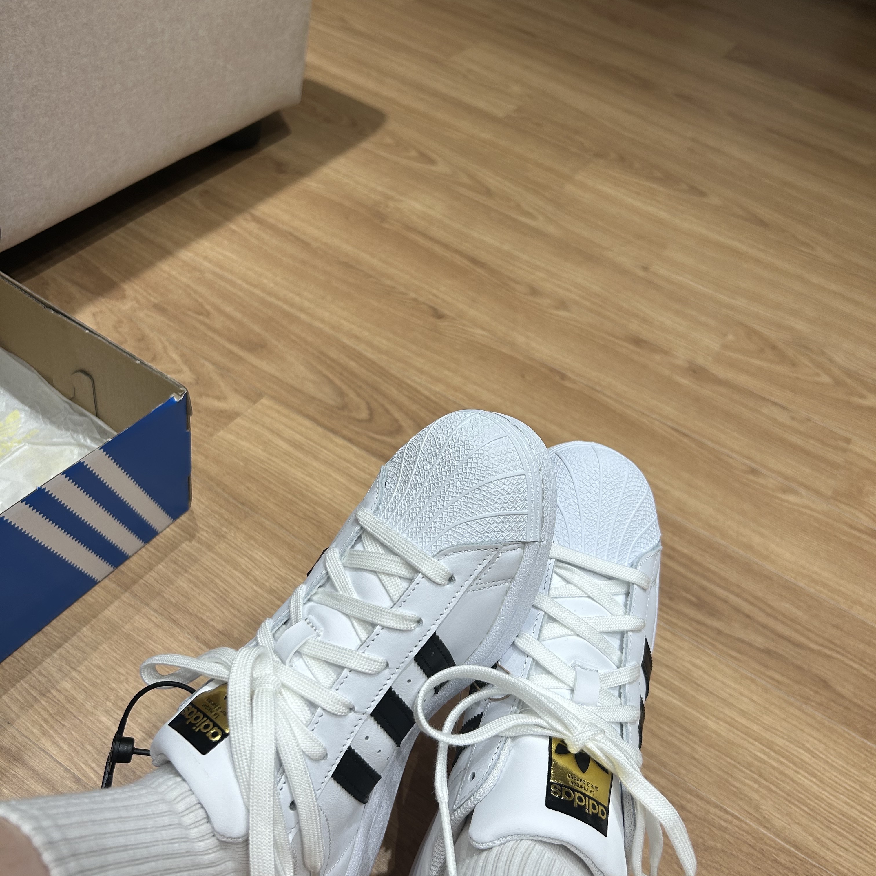 Adidas Superstar White Black 착용 스타일 - 2