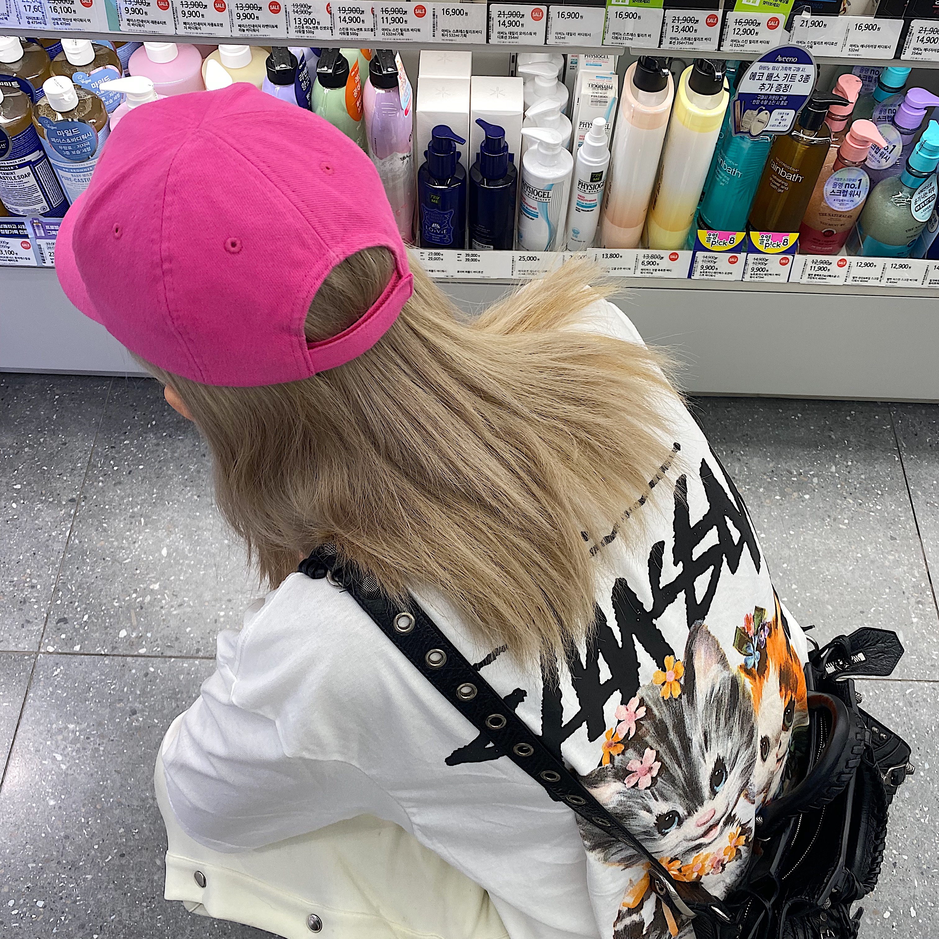 Stussy Kittens T-Shirt White, Balenciaga Logo Cap Red 착용 스타일 - 2