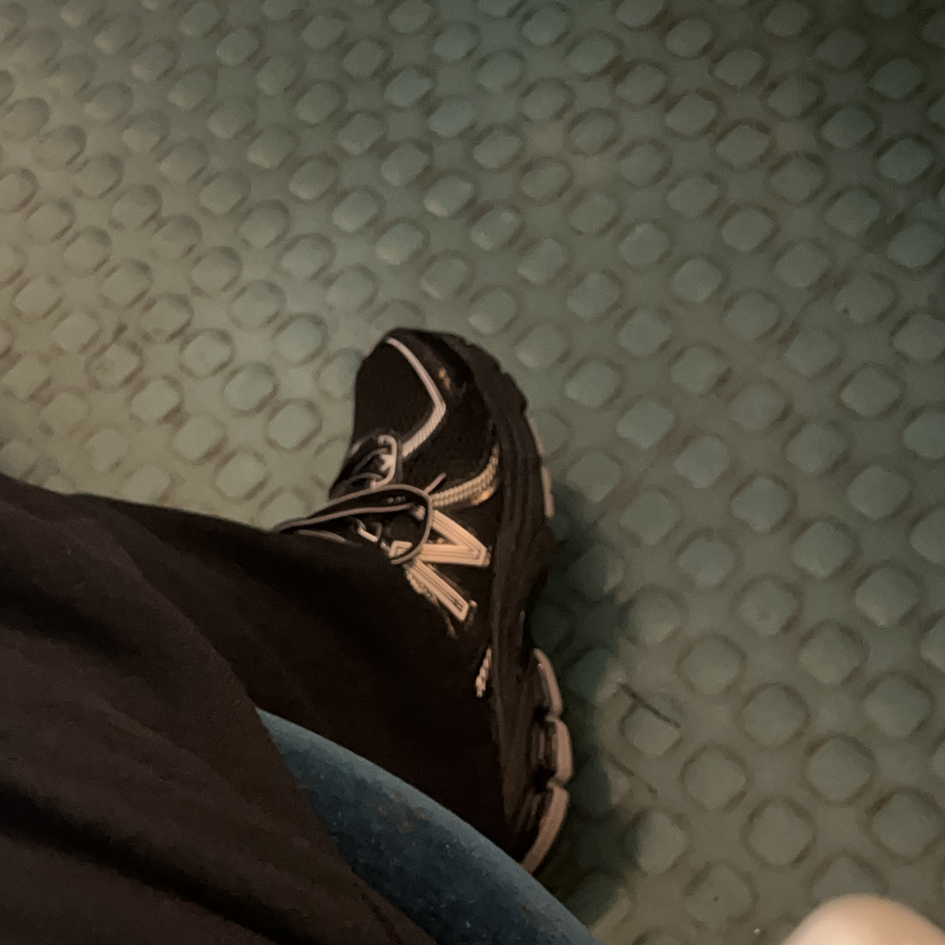 New Balance 860v2 Black Grey 착용 스타일