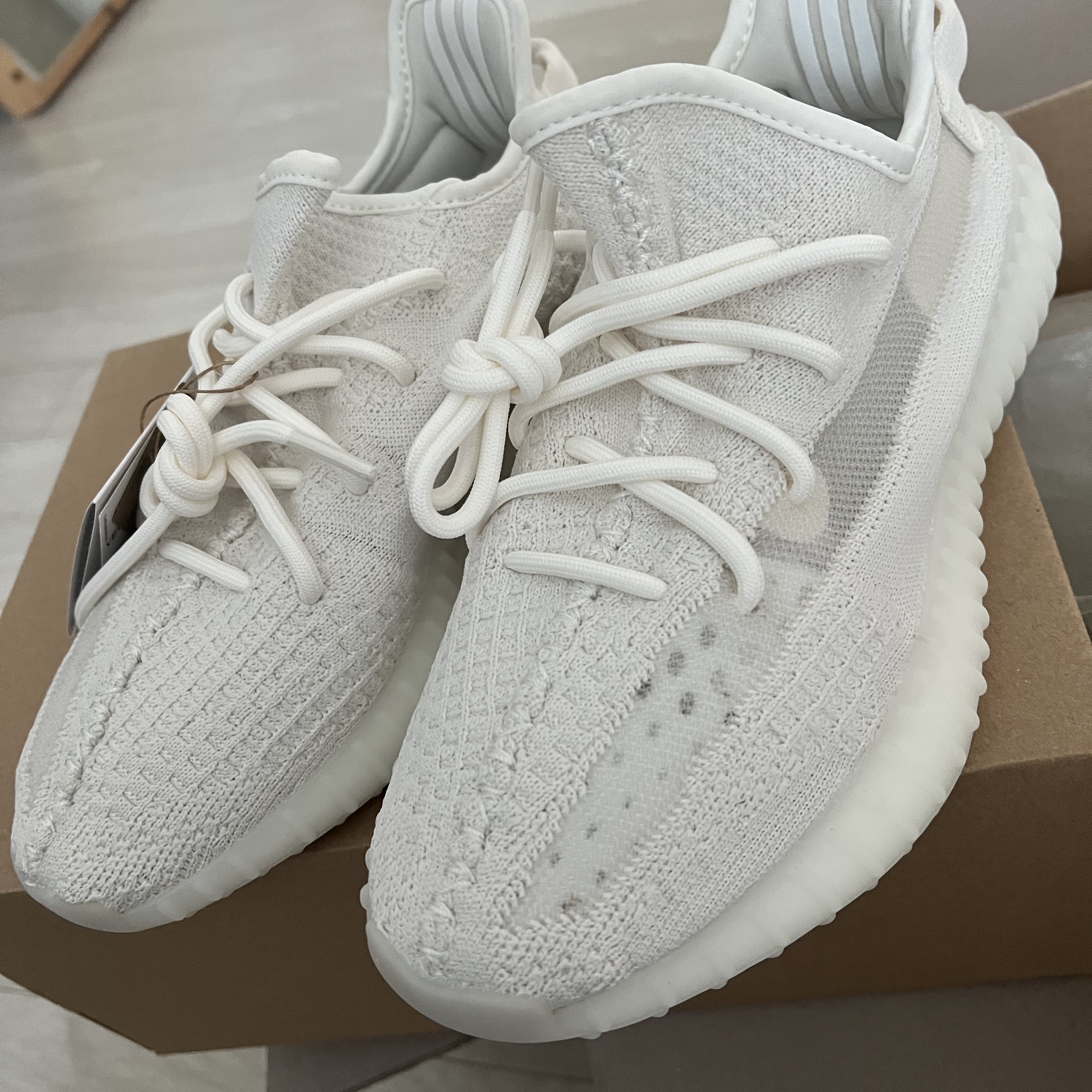 Adidas Yeezy Boost 350 V2 Bone 착용 스타일