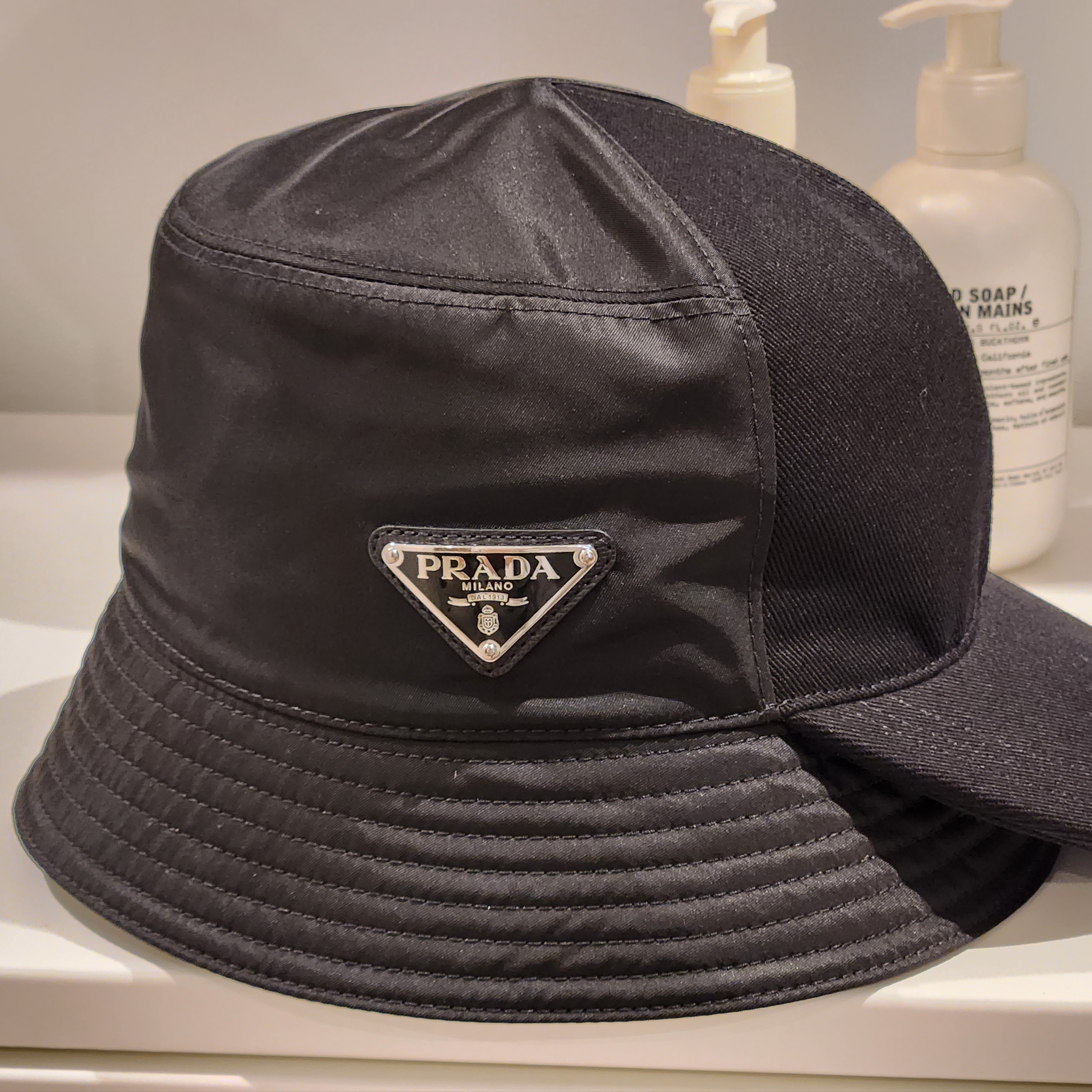 Prada Re-Nylon Visor Bucket Hat Black 착용 스타일 - 1