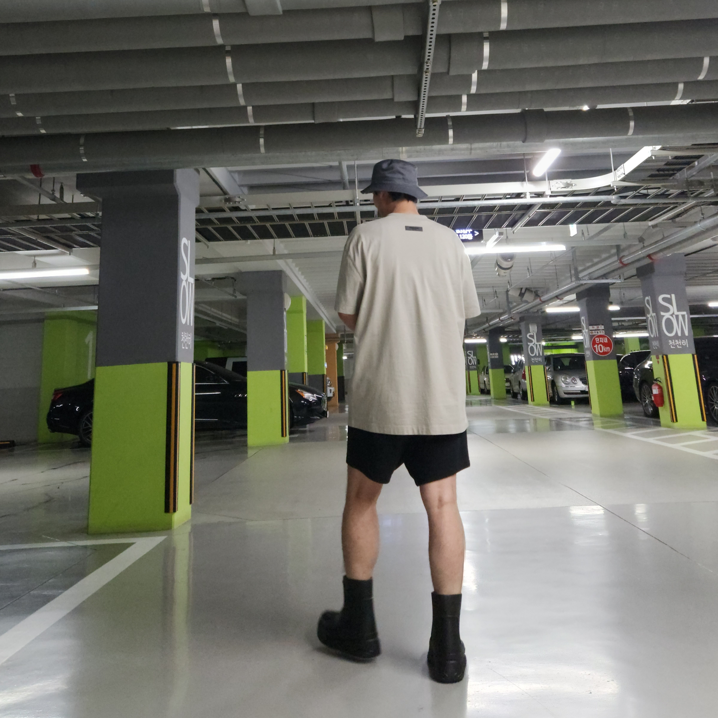 Nike Futura Core Bucket Hat Iron Grey, Essentials SS T-Shirt Seal - 23SS 착용 스타일 - 1