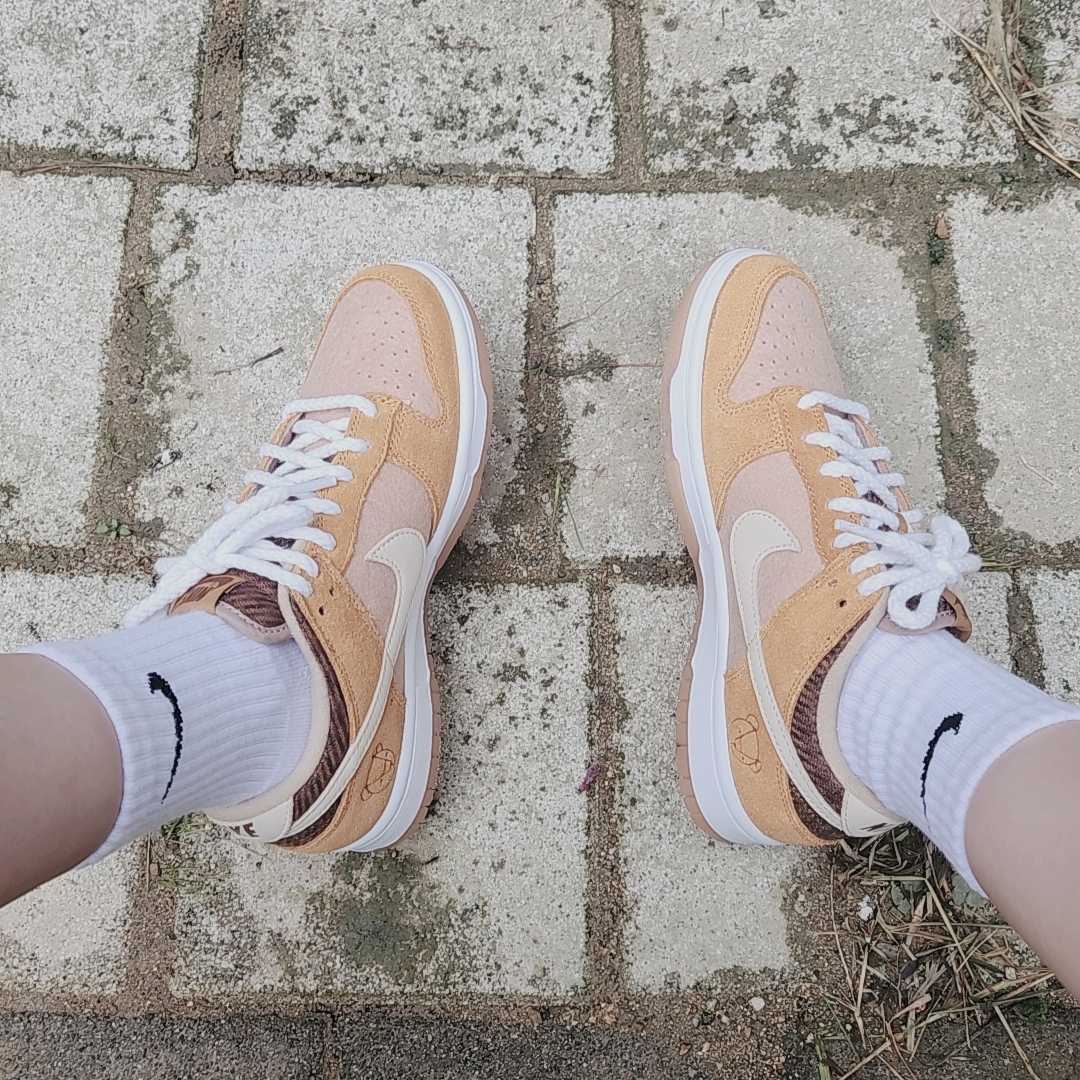 Nike Dunk Low SE Praline Desert Ochre 착용 스타일 - 2