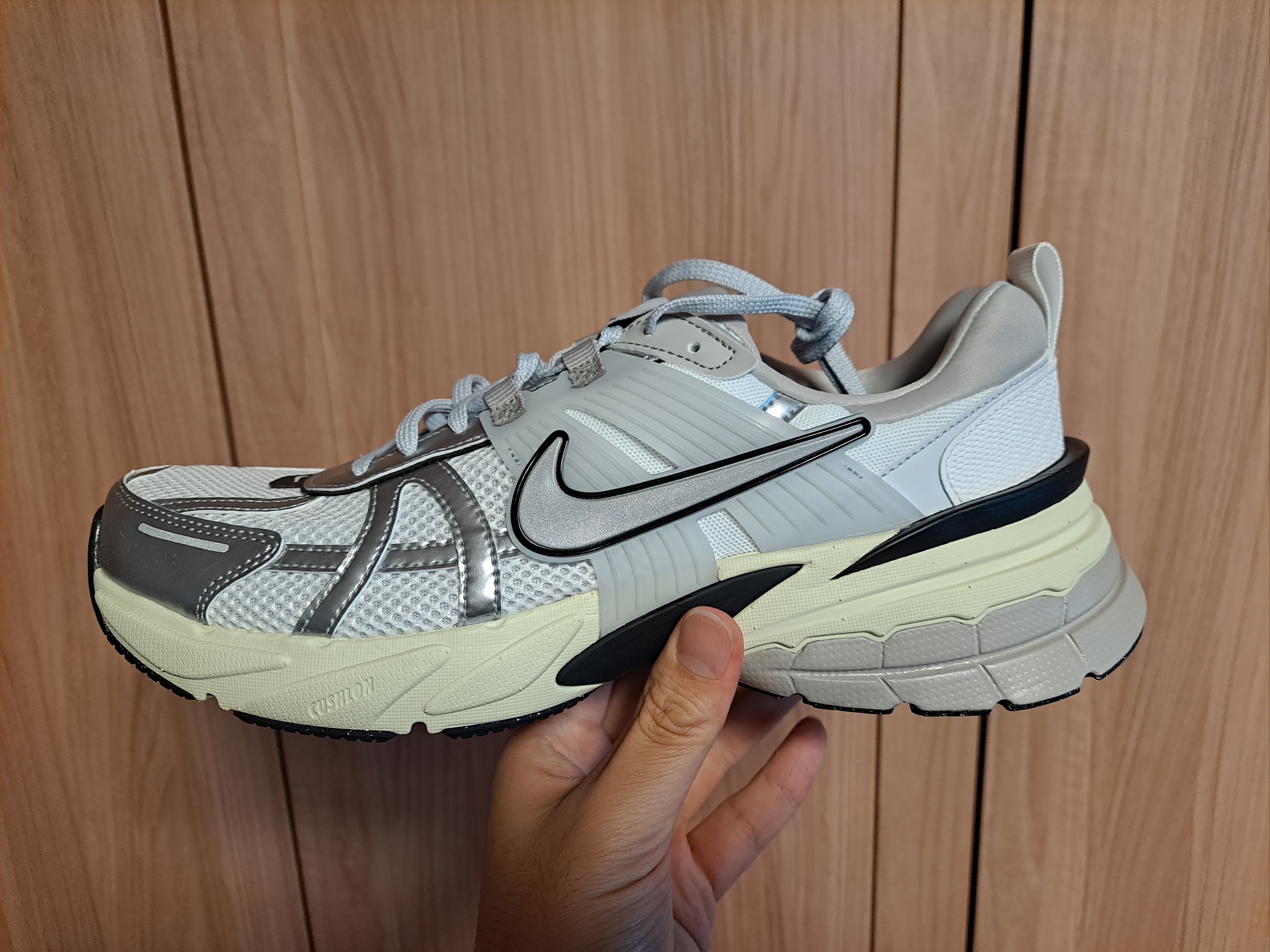 Nike V2K Run Summit White Metallic Silver 착용 스타일